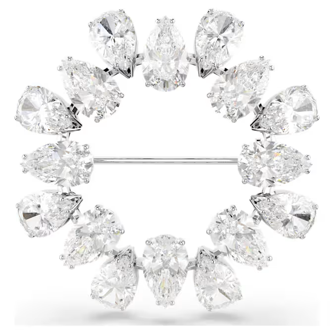 Deze stralende lichtkrans is de perfecte accessoire om uw stijl te doen oplichten. Het ontwerp met rhodium toplaag bestaat uit een cirkel van Swarovski Zirkonia in de Pear-slijpvorm, uitgevoerd in een heldere tint met afwisselende richtingen voor een prachtig effect. Draag het samen met andere Matrix-sieraden om de elegantie te accentueren.