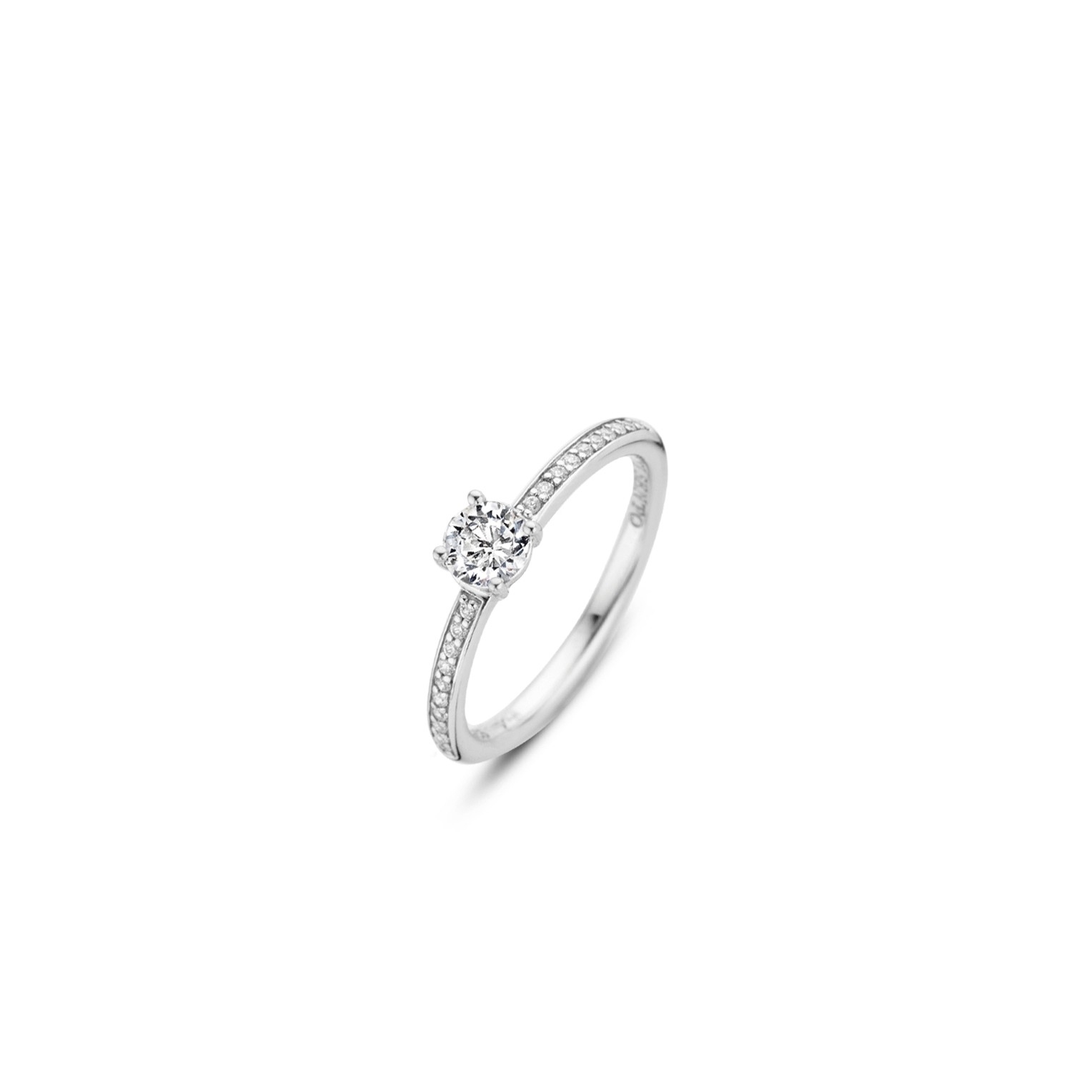 gezet. De grote zirkonia is gezet in een solitair zetting en zorgt voor extra glinstering. Deze ring is voorzien van een rhodium plating en kan goed gecombineerd worden met andere ringen uit TI SENTO's Mix & Match reeks. Zo kun je je eigen sieraad samenstellen!