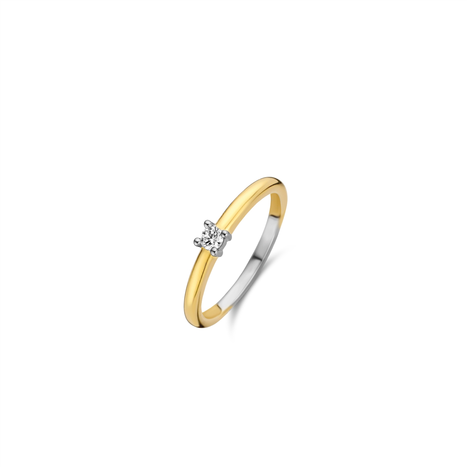 De witte zirkonia van deze zilveren TI SENTO solitaire ring 12211ZY wordt stevig vastgehouden door haar verfijnde pootjes. De fijne band is verguld volgens de standaarden van een goudsmid. Een klassiek stuk met een gouden uitstraling.