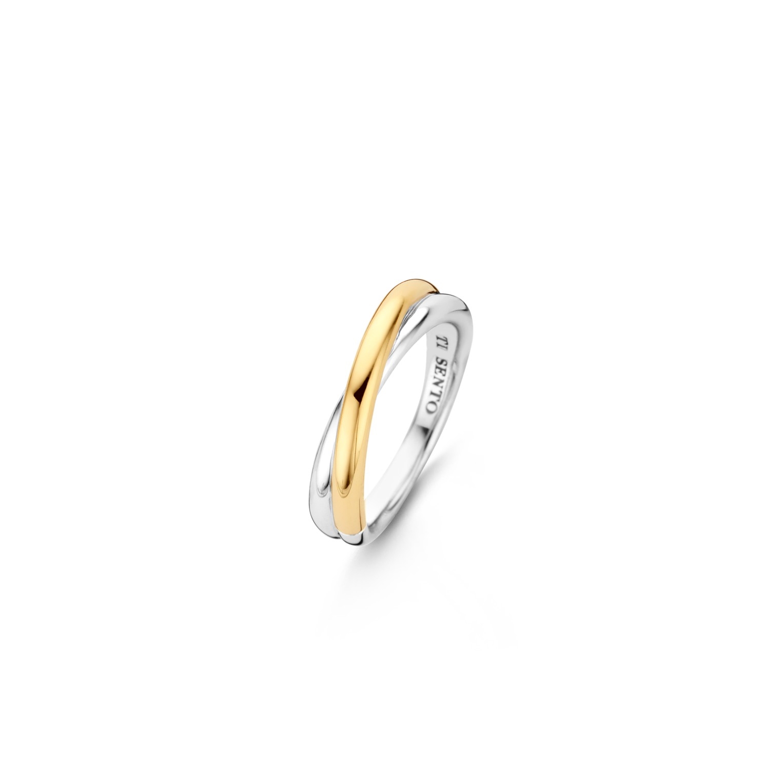 Het egale gold plated en sterling zilver van deze ring creëren een eindeloze beweging. Het contrast voegt magie toe aan het tijdloze design.