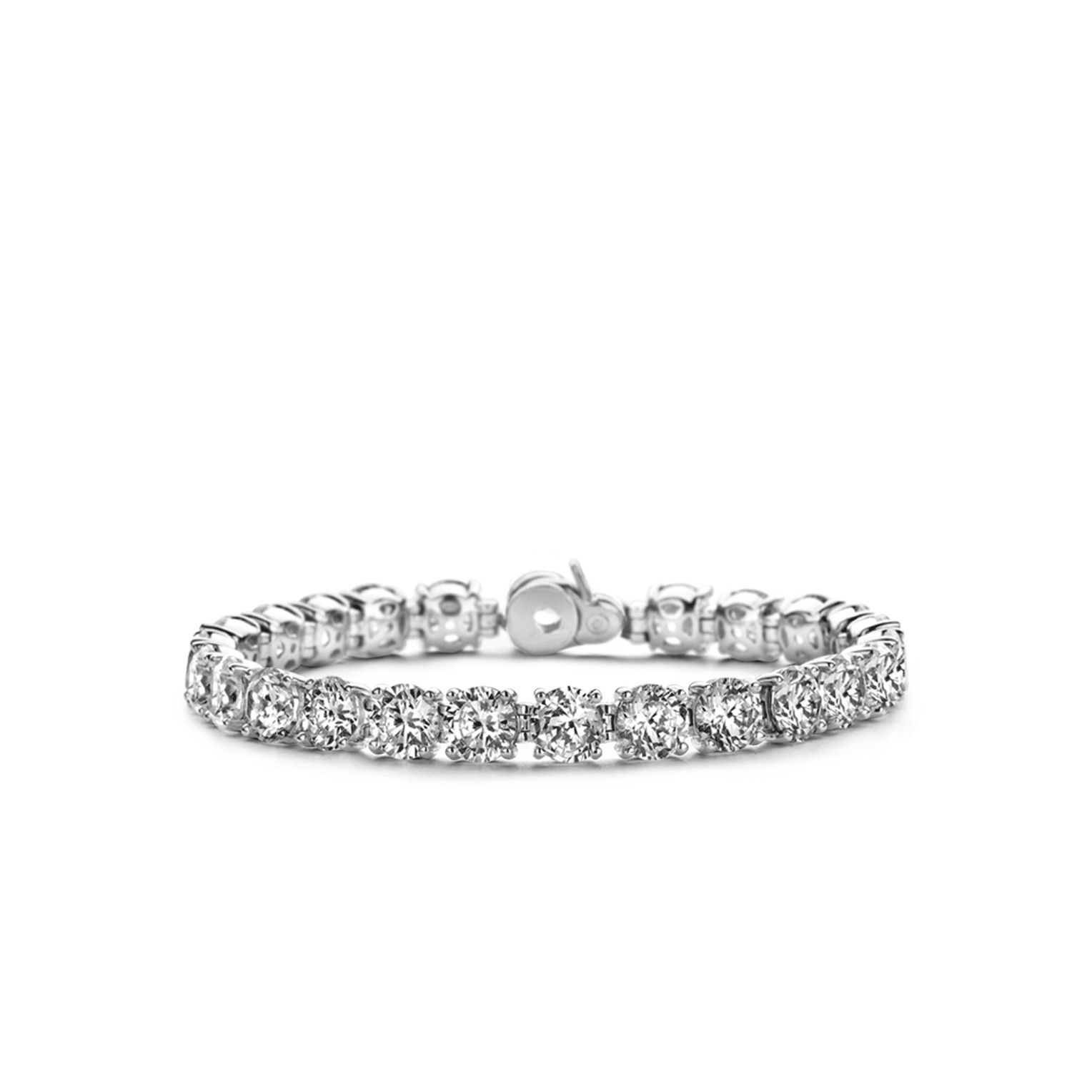 De tennisarmband van TI SENTO is een van de bekendste sieraden. Deze prachtige TI SENTO armband is gemaakt van gerhodineerd sterling zilver en heeft rondom zirkonia's die zijn gezet in een chaton zetting. De tennisarmband is afgewerkt met een laag rhodium, die de armband van zijn glans voorziet en de levensduur van het sieraad verlengt.