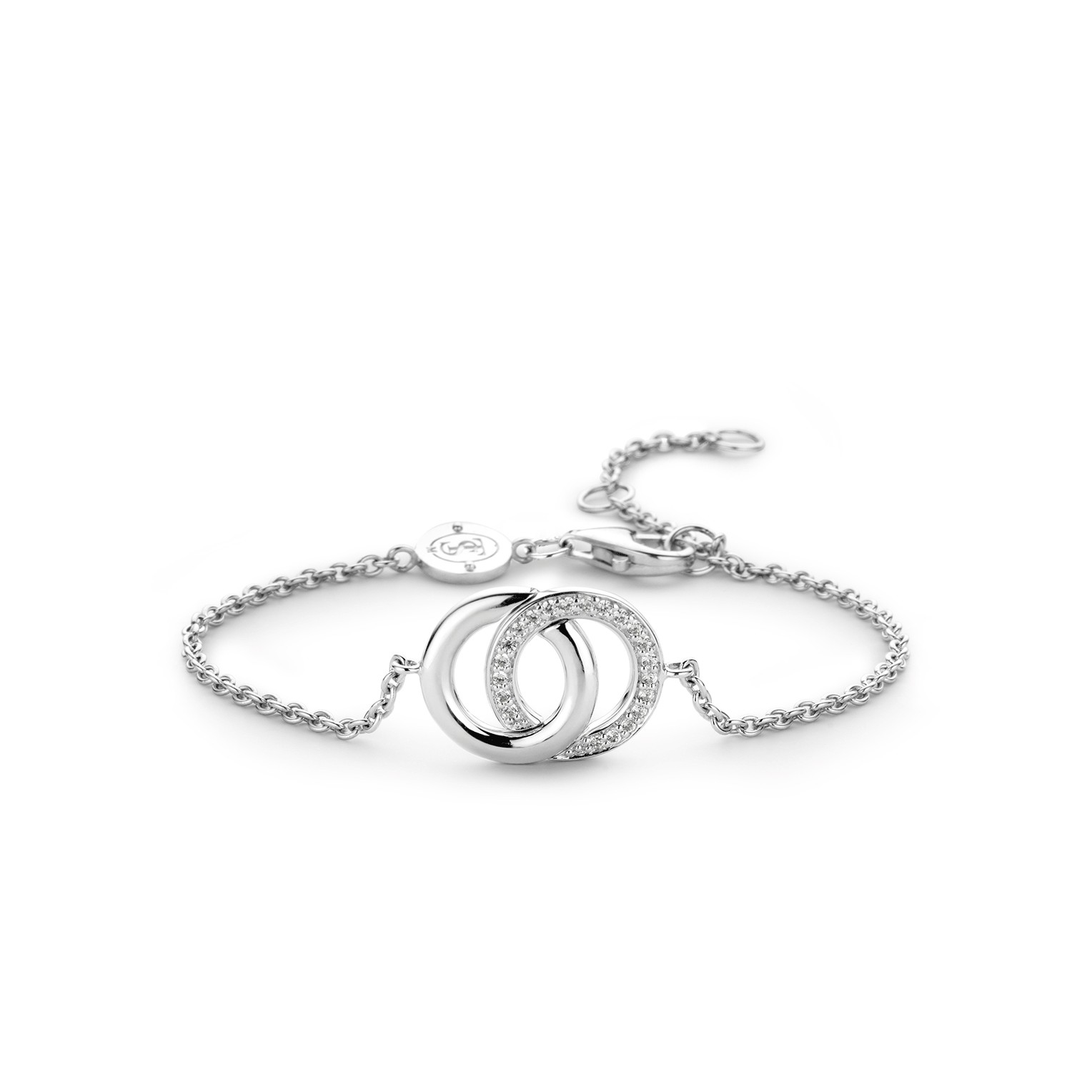 TI SENTO - Milano vriendschapsarmband. De armband is gemaakt van gerhodineerd sterling zilver. In het midden zijn twee cirkels met elkaar verbonden. Een cirkel is glad zilver de andere cirkel is gezet met zirkonia. De extensie bij de sluiting maakt het mogelijk de armband op verschillende lengtes te dragen.