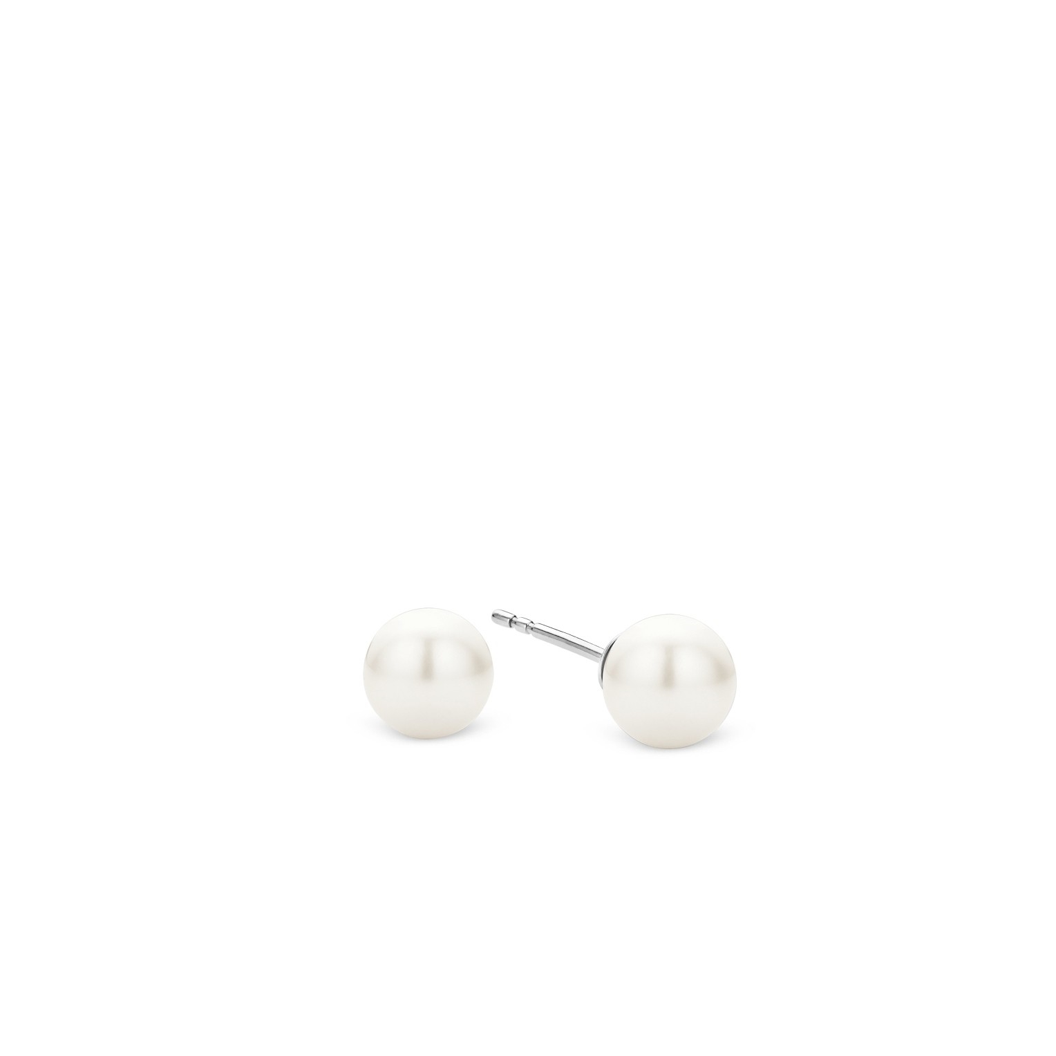 Deze basic witte parel oorbellen van TI SENTO mogen niet ontbreken in iedere sieradendoos. De oorbellen zijn gemaakt van gerhodineerd sterling zilver en afgewerkt met een rhodiumlaag, die extra glans aan het sieraad geeft en het beschermt tegen slijtage. Er zijn in de TI SENTO collectie verschillende sieraden beschikbaar, waarmee de oorbellen in een set kunnen worden gecombineerd volgens het TI SENTO Mix & Match concept.