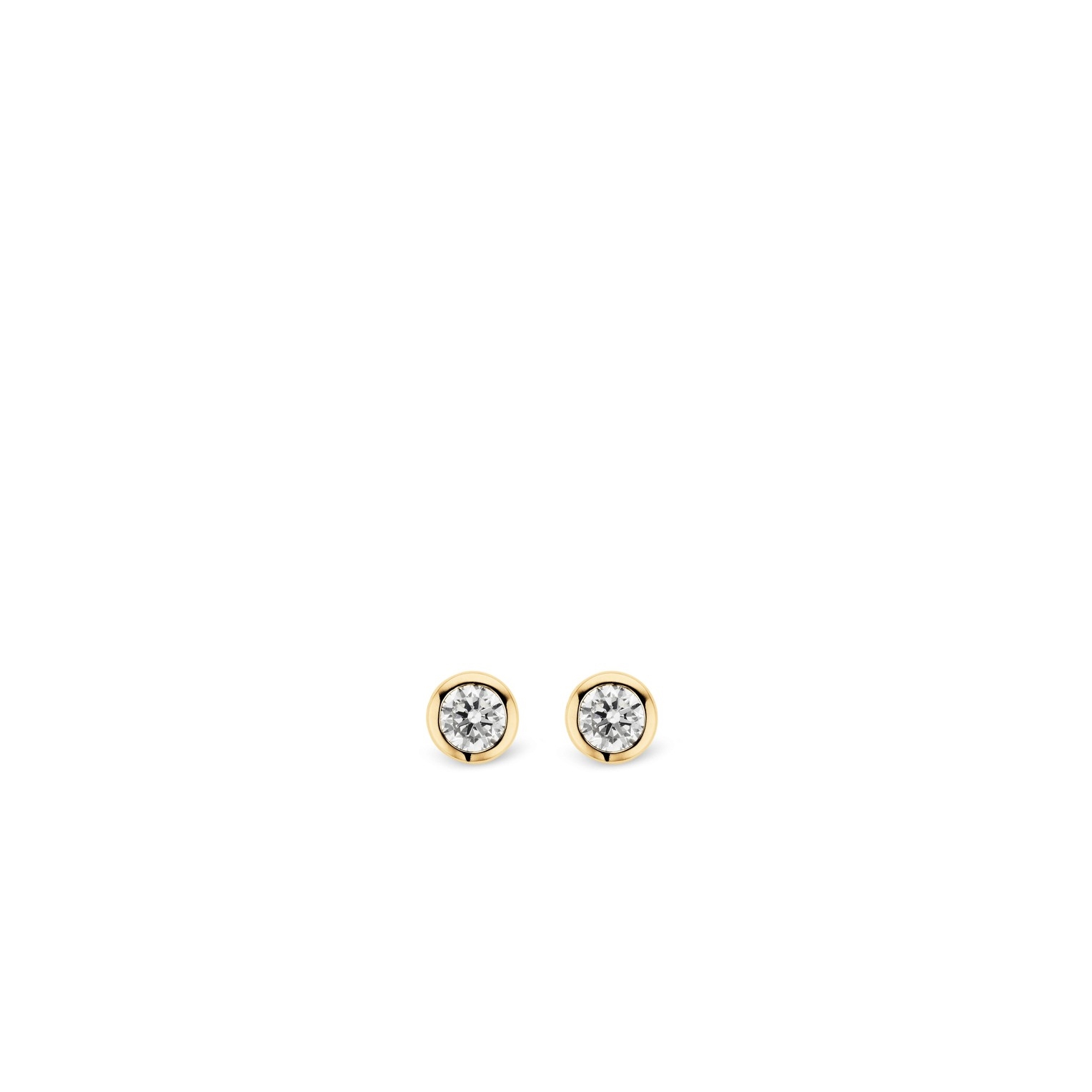 Deze TI SENTO oorbellen zijn gezet met witte zirkonia's, met een doorsnede van 6 mm. Als verfijnd detail zijn de zirkonia's gezet in een vergulde gladomzetting. De oorbellen zijn gemaakt van gerhodineerd sterling zilver en afgewerkt met een rhodiumlaag, die het sieraad extra glans geeft en voor een langere levensduur zorgt. In de TI SENTO collectie zijn verschillende sieraden uit dezelfde serie beschikbaar, waardoor de oorbellen zowel solo als in een set kunnen worden gedragen.
