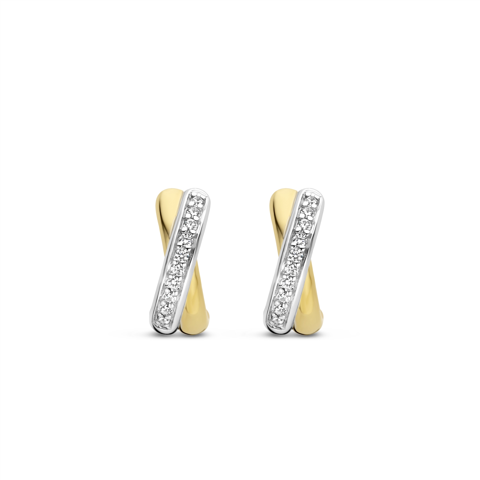 Deze TISENTO – Milano vergulde zilveren oorbellen 7667ZY bestaan ​​uit fijne cirkels die over elkaar kruisen, waarvan een vergulde is en de ander zilver, met een pavé van handgezette witte zirconia steentjes. De oorbellen zijn vervaardigd uit 925 sterling zilver en verguld met 18k goud. Draag ze met studs van hoepeloorbellen en je andere eigen ear-party.