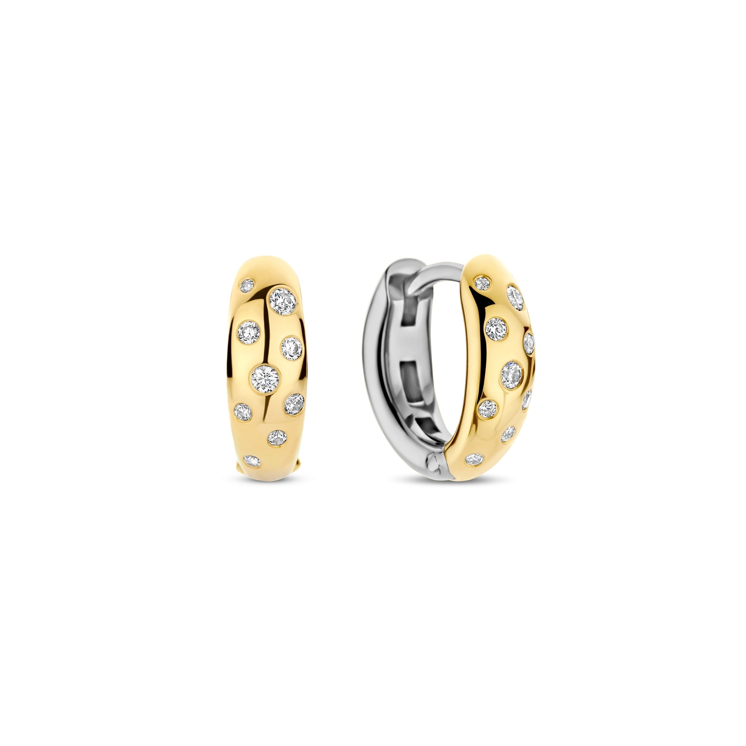 De TI SENTO Oorbellen model 78006ZY zijn creolen van zilver met een gouden kleur en hebben een gewicht van 3,6 gram. Ze zijn perfect voor zowel dagelijks gebruik als speciale gelegenheden. Combineer ze met een bijpassende ketting of armband voor een complete look. Deze oorbellen hebben geen glans, wat ze subtiel en elegant maakt.