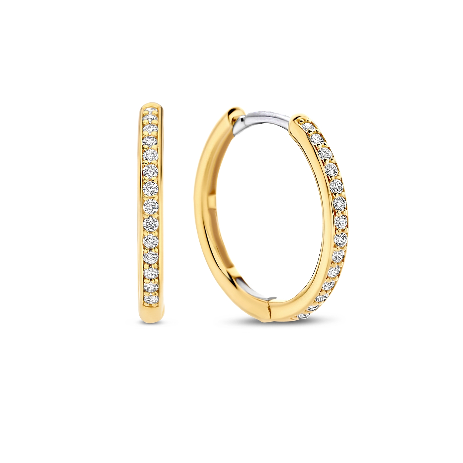 De TI SENTO Oorbellen 7959ZY zijn elegante creolen, gemaakt van zilver en in een goudkleurige afwerking. Deze oorbellen zijn perfect voor zowel dagelijkse outfits als speciale gelegenheden, dankzij hun veelzijdige ontwerp. Draag ze met uw favoriete zilveren of goudkleurige sieraden voor een verfijnde look. Een must-have toevoeging aan je sieradencollectie!