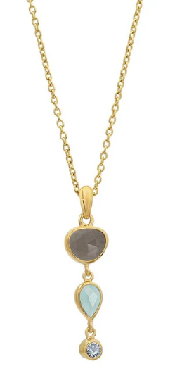 Deze vergulde ketting kan op 42 cm en 45 cm gedragen worden. De hanger heeft een lengte van +/- 3 cm en is versierd met een 7 x 6 mm roosgeslepen grijze maansteen, een 6 x 4 mm chalcedoon en een 2,5 mm ronde blauwe topaas.