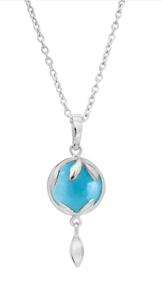 Deze sterling zilveren ketting heeft een mooie hanger met een 10 mm ronde blauwe chalcedoon afgewerkt met sterling zilveren blaadjes en een hangend sterling zilveren blaadje onderaan de hanger. De ketting kan op 42 cm en 45 cm gedragen worden.
