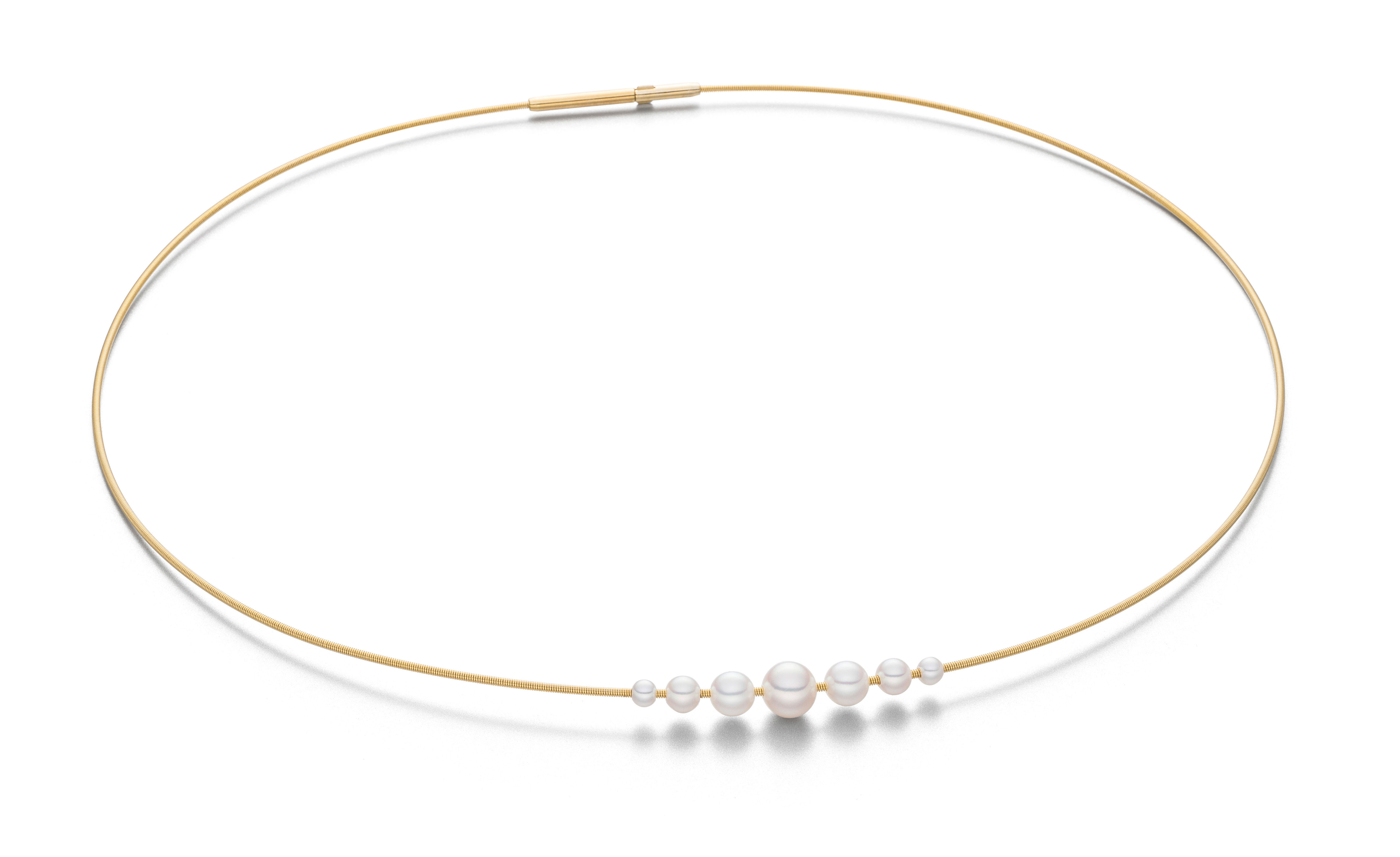 Goldplated stalen ketting met 7 zoetwater parels en een lengte van 43cm.

Eva Strepp maakt sieraden met parels, maar dan nét even anders. Minimalistisch, licht en modern. Draagbaar voor elke dag en toch bijzonder.

Elke parel wordt met grote zorg geselecteerd. De kleuren variëren van koelblauw tot warmroze en crèmetinten. Zacht van toon, maar met een schittering die opvalt. In zilver worden juist de koelere tinten benadrukt, in goud de warmere. Zo komt het karakter van elke parel helemaal tot zijn recht.

Wat we zo mooi vinden aan Eva Strepp? De eenvoud. Geen franje, geen overdaad. Alleen wat nodig is om de schoonheid van de parel te laten spreken. En dat in een vormgeving die net zo verfijnd is als het vakmanschap erachter.

Kom gerust eens kijken. De sieraden van Eva Strepp moet je eigenlijk in het echt zien. En passen. Want eenmaal om wil je ze niet meer afdoen.