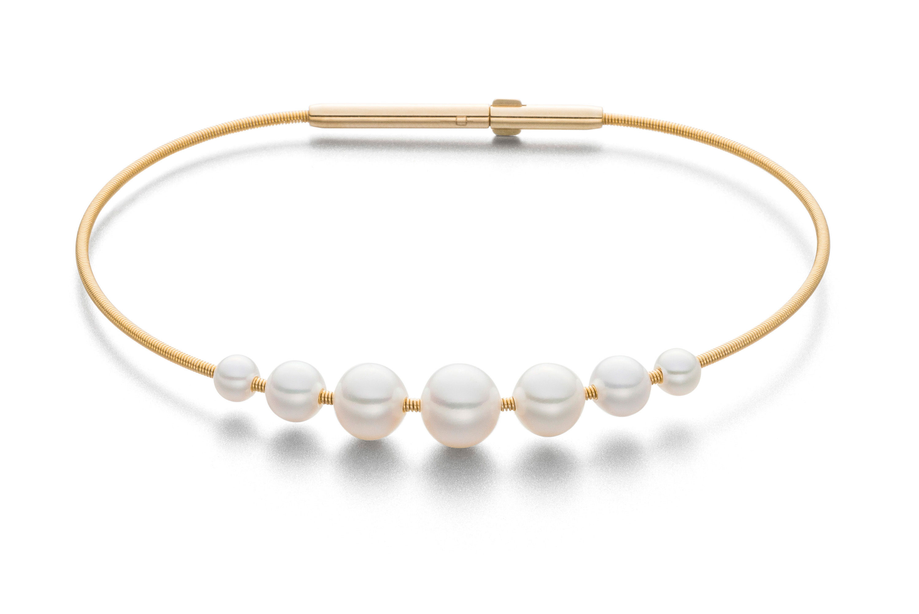 Goldplated stalen armband met 7 zoetwater parels en een lengte van 18cm.

Eva Strepp maakt sieraden met parels, maar dan nét even anders. Minimalistisch, licht en modern. Draagbaar voor elke dag en toch bijzonder.

Elke parel wordt met grote zorg geselecteerd. De kleuren variëren van koelblauw tot warmroze en crèmetinten. Zacht van toon, maar met een schittering die opvalt. In zilver worden juist de koelere tinten benadrukt, in goud de warmere. Zo komt het karakter van elke parel helemaal tot zijn recht.

Wat we zo mooi vinden aan Eva Strepp? De eenvoud. Geen franje, geen overdaad. Alleen wat nodig is om de schoonheid van de parel te laten spreken. En dat in een vormgeving die net zo verfijnd is als het vakmanschap erachter.

Kom gerust eens kijken. De sieraden van Eva Strepp moet je eigenlijk in het echt zien. En passen. Want eenmaal om wil je ze niet meer afdoen.
