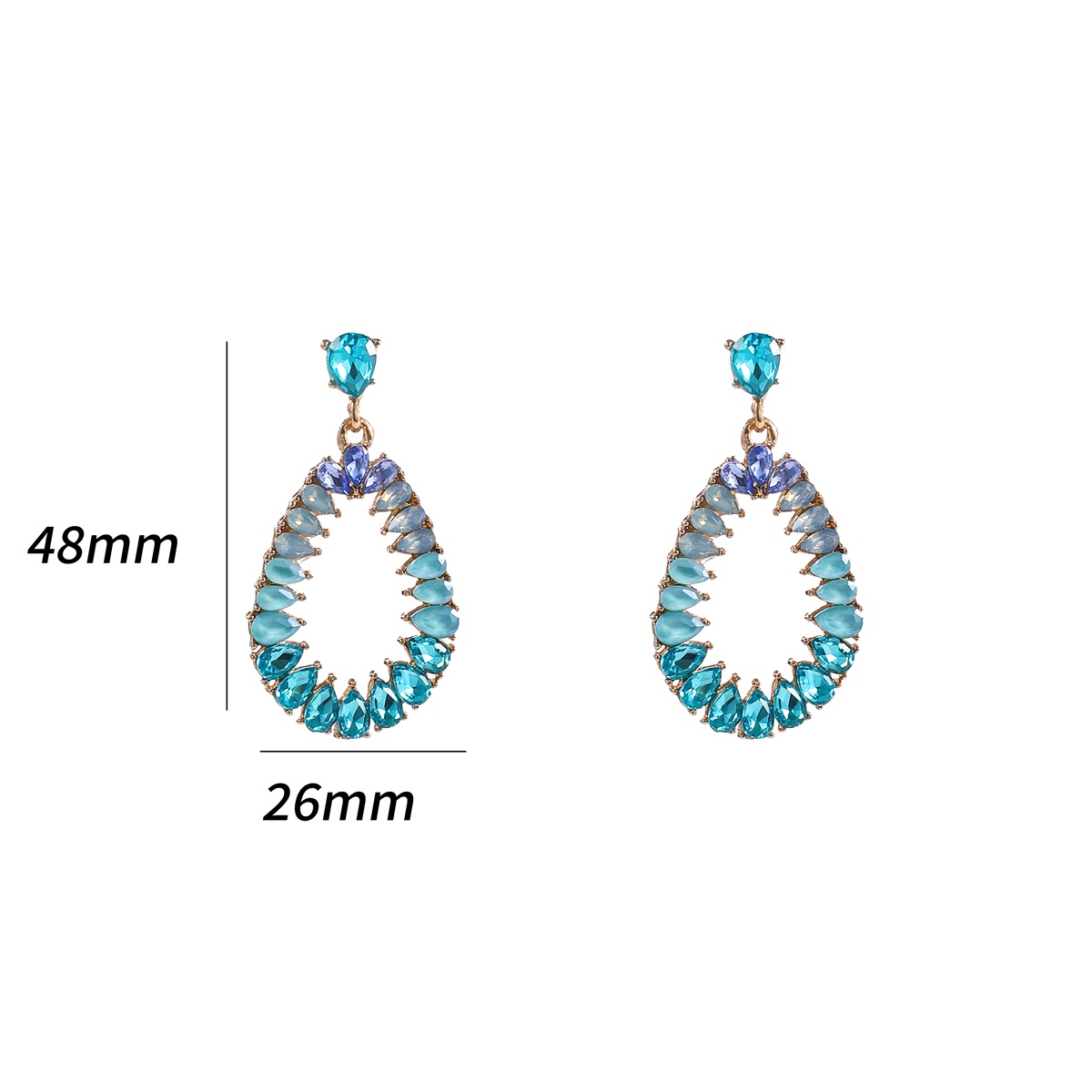 De Day & Eve oorstekers Stone Drop - 14K goldplated + Blue zijn verfijnde juwelen met schitterende blauwe stenen. Perfect voor zowel dagelijks gebruik als speciale gelegenheden. Een tijdloos accessoire voor elke gelegenheid.