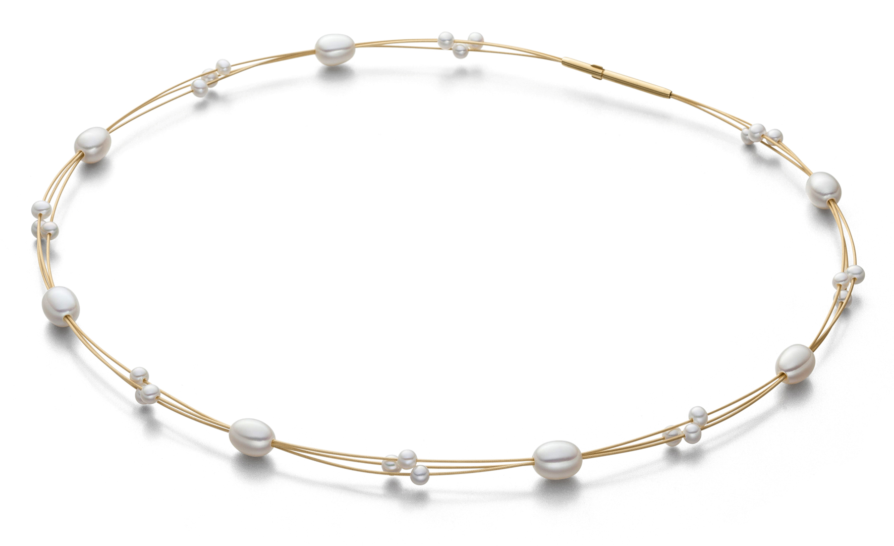 Verguld stalen ketting met 7 zoetwater parels van 7mm en 24 mini met een lengte van 43cm.

Eva Strepp maakt sieraden met parels, maar dan nét even anders. Minimalistisch, licht en modern. Draagbaar voor elke dag en toch bijzonder.

Elke parel wordt met grote zorg geselecteerd. De kleuren variëren van koelblauw tot warmroze en crèmetinten. Zacht van toon, maar met een schittering die opvalt. In zilver worden juist de koelere tinten benadrukt, in goud de warmere. Zo komt het karakter van elke parel helemaal tot zijn recht.

Wat we zo mooi vinden aan Eva Strepp? De eenvoud. Geen franje, geen overdaad. Alleen wat nodig is om de schoonheid van de parel te laten spreken. En dat in een vormgeving die net zo verfijnd is als het vakmanschap erachter.

Kom gerust eens kijken. De sieraden van Eva Strepp moet je eigenlijk in het echt zien. En passen. Want eenmaal om wil je ze niet meer afdoen.