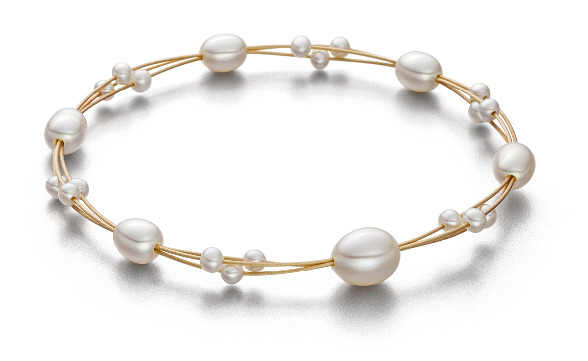 Vergulde stalen armband met 6 zoetwater  parels ovaal en 18 mini met een lengte van 21cm.

Eva Strepp maakt sieraden met parels, maar dan nét even anders. Minimalistisch, licht en modern. Draagbaar voor elke dag en toch bijzonder.

Elke parel wordt met grote zorg geselecteerd. De kleuren variëren van koelblauw tot warmroze en crèmetinten. Zacht van toon, maar met een schittering die opvalt. In zilver worden juist de koelere tinten benadrukt, in goud de warmere. Zo komt het karakter van elke parel helemaal tot zijn recht.

Wat we zo mooi vinden aan Eva Strepp? De eenvoud. Geen franje, geen overdaad. Alleen wat nodig is om de schoonheid van de parel te laten spreken. En dat in een vormgeving die net zo verfijnd is als het vakmanschap erachter.

Kom gerust eens kijken. De sieraden van Eva Strepp moet je eigenlijk in het echt zien. En passen. Want eenmaal om wil je ze niet meer afdoen.
