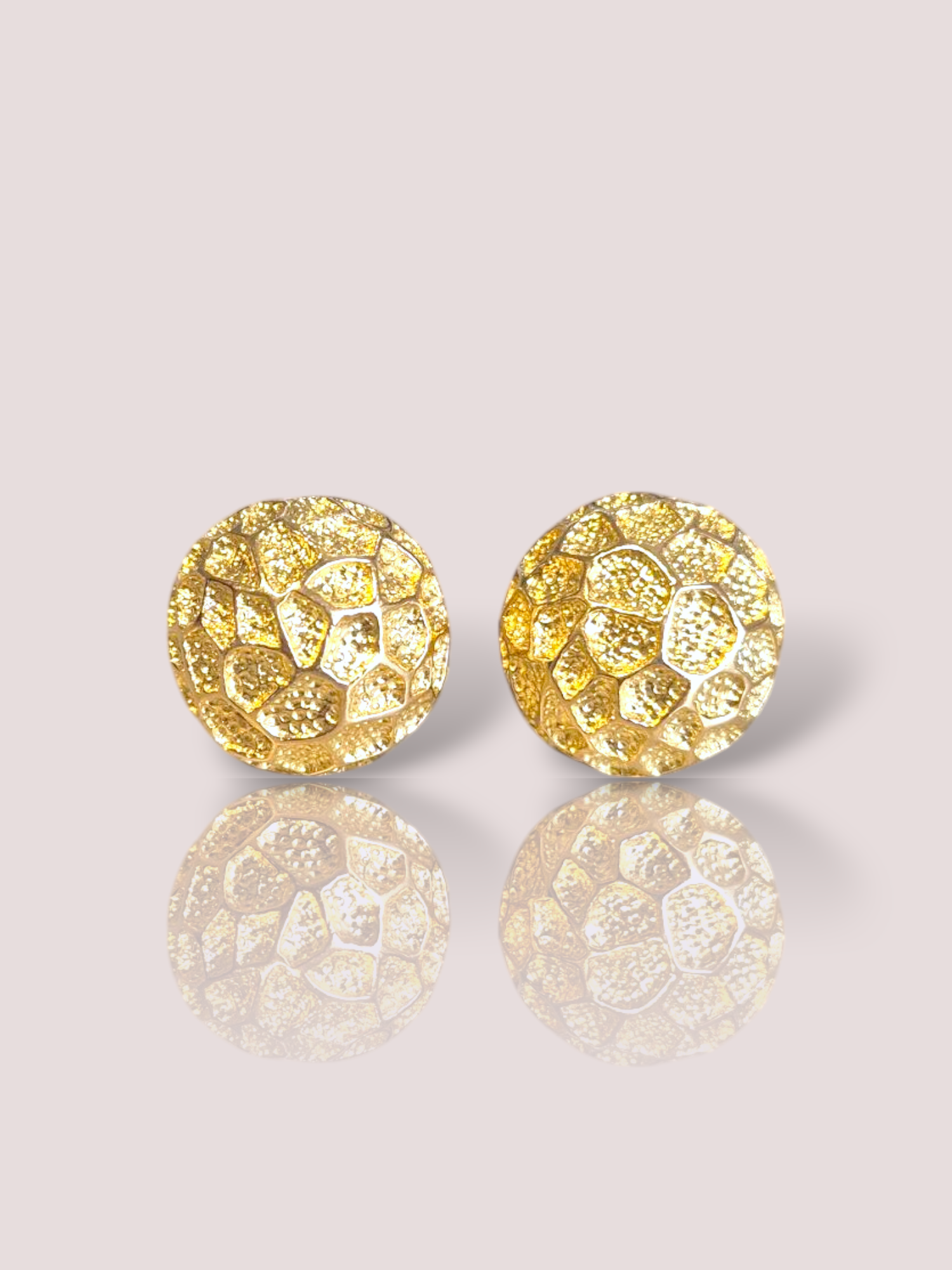 Deze Vintage 18k geel gouden Tiffany & Co oorclips uit de jaren 80 zijn een prachtig voorbeeld van tijdloze elegantie. Gemaakt van geelgoud, voegen ze een verfijnde touch toe aan elke outfit. De oorclips wegen circa 13 gram waardoor ze niet te zwaar aan het oor hangen, maar wel echt body hebben. De oorbellen hebben een diameter van 2 cm.

Perfect om te dragen bij formele gelegenheden of om een chique accent te geven aan alledaagse looks. Voeg een vleugje vintage luxe toe aan je stijl!