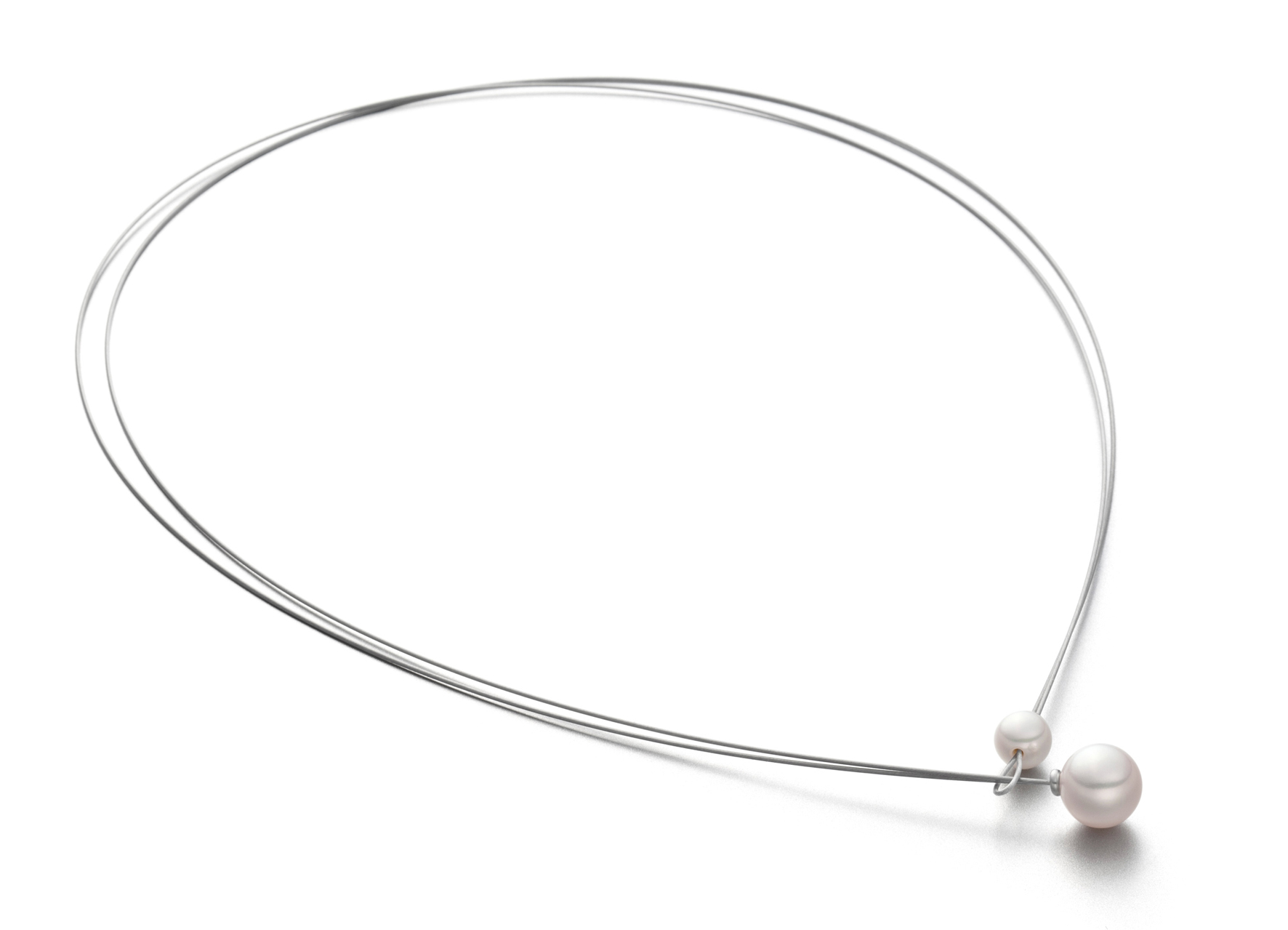 Stalen ketting met 6 zoetwater parels van 8.5mm en een lengte van 43cm.

Eva Strepp maakt sieraden met parels, maar dan nét even anders. Minimalistisch, licht en modern. Draagbaar voor elke dag en toch bijzonder.

Elke parel wordt met grote zorg geselecteerd. De kleuren variëren van koelblauw tot warmroze en crèmetinten. Zacht van toon, maar met een schittering die opvalt. In zilver worden juist de koelere tinten benadrukt, in goud de warmere. Zo komt het karakter van elke parel helemaal tot zijn recht.

Wat we zo mooi vinden aan Eva Strepp? De eenvoud. Geen franje, geen overdaad. Alleen wat nodig is om de schoonheid van de parel te laten spreken. En dat in een vormgeving die net zo verfijnd is als het vakmanschap erachter.

Kom gerust eens kijken. De sieraden van Eva Strepp moet je eigenlijk in het echt zien. En passen. Want eenmaal om wil je ze niet meer afdoen.