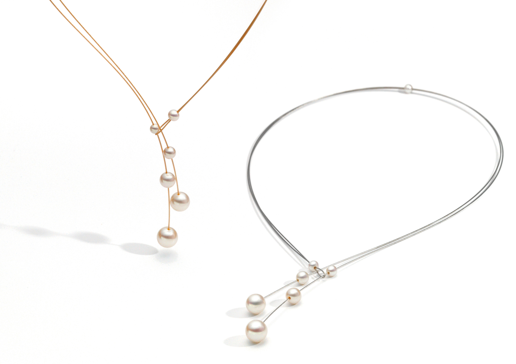 Vergulde stalen ketting met 7 zoetwater parels en een lengte van 47cm.

Eva Strepp maakt sieraden met parels, maar dan nét even anders. Minimalistisch, licht en modern. Draagbaar voor elke dag en toch bijzonder.

Elke parel wordt met grote zorg geselecteerd. De kleuren variëren van koelblauw tot warmroze en crèmetinten. Zacht van toon, maar met een schittering die opvalt. In zilver worden juist de koelere tinten benadrukt, in goud de warmere. Zo komt het karakter van elke parel helemaal tot zijn recht.

Wat we zo mooi vinden aan Eva Strepp? De eenvoud. Geen franje, geen overdaad. Alleen wat nodig is om de schoonheid van de parel te laten spreken. En dat in een vormgeving die net zo verfijnd is als het vakmanschap erachter.

Kom gerust eens kijken. De sieraden van Eva Strepp moet je eigenlijk in het echt zien. En passen. Want eenmaal om wil je ze niet meer afdoen.