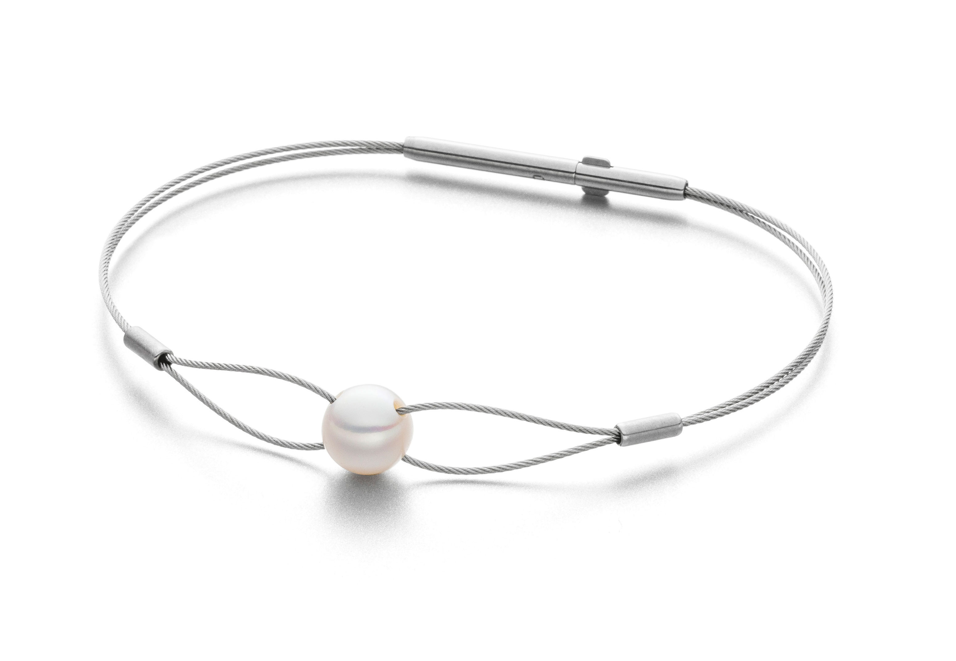 Stalen armband met 1 zoetwater parel van 6.5mm en een lengte van 18cm.

Eva Strepp maakt sieraden met parels, maar dan nét even anders. Minimalistisch, licht en modern. Draagbaar voor elke dag en toch bijzonder.

Elke parel wordt met grote zorg geselecteerd. De kleuren variëren van koelblauw tot warmroze en crèmetinten. Zacht van toon, maar met een schittering die opvalt. In zilver worden juist de koelere tinten benadrukt, in goud de warmere. Zo komt het karakter van elke parel helemaal tot zijn recht.

Wat we zo mooi vinden aan Eva Strepp? De eenvoud. Geen franje, geen overdaad. Alleen wat nodig is om de schoonheid van de parel te laten spreken. En dat in een vormgeving die net zo verfijnd is als het vakmanschap erachter.

Kom gerust eens kijken. De sieraden van Eva Strepp moet je eigenlijk in het echt zien. En passen. Want eenmaal om wil je ze niet meer afdoen.