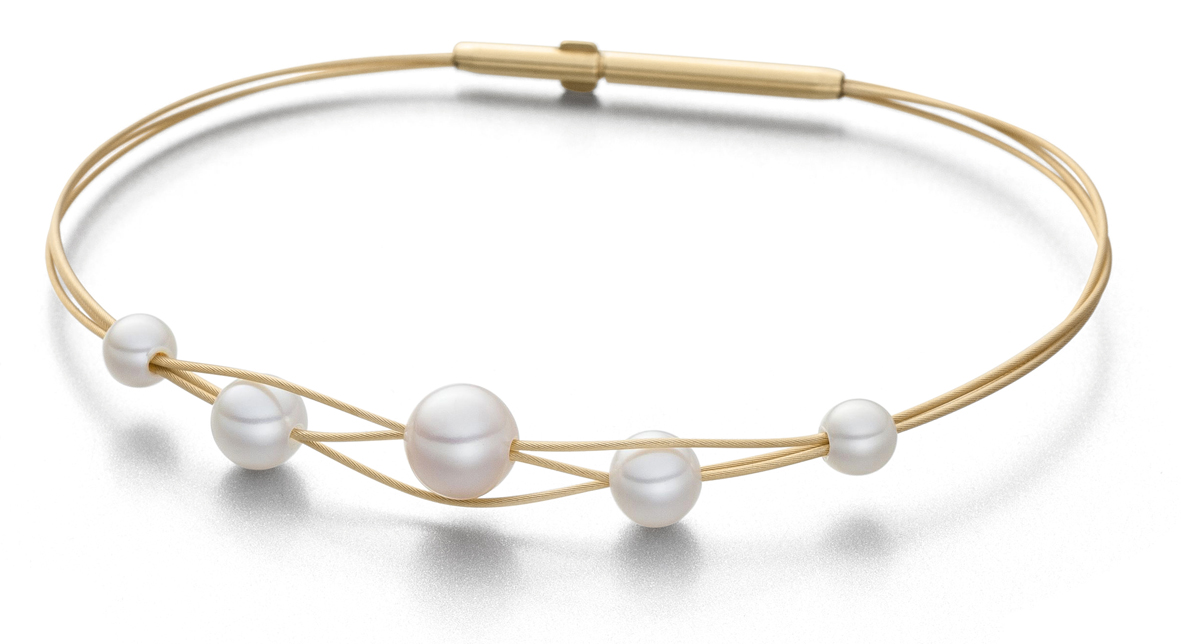 Vergulde stalen armband met 5 zoetwater parels en een lengte van 18cm.

Eva Strepp maakt sieraden met parels, maar dan nét even anders. Minimalistisch, licht en modern. Draagbaar voor elke dag en toch bijzonder.

Elke parel wordt met grote zorg geselecteerd. De kleuren variëren van koelblauw tot warmroze en crèmetinten. Zacht van toon, maar met een schittering die opvalt. In zilver worden juist de koelere tinten benadrukt, in goud de warmere. Zo komt het karakter van elke parel helemaal tot zijn recht.

Wat we zo mooi vinden aan Eva Strepp? De eenvoud. Geen franje, geen overdaad. Alleen wat nodig is om de schoonheid van de parel te laten spreken. En dat in een vormgeving die net zo verfijnd is als het vakmanschap erachter.

Kom gerust eens kijken. De sieraden van Eva Strepp moet je eigenlijk in het echt zien. En passen. Want eenmaal om wil je ze niet meer afdoen.