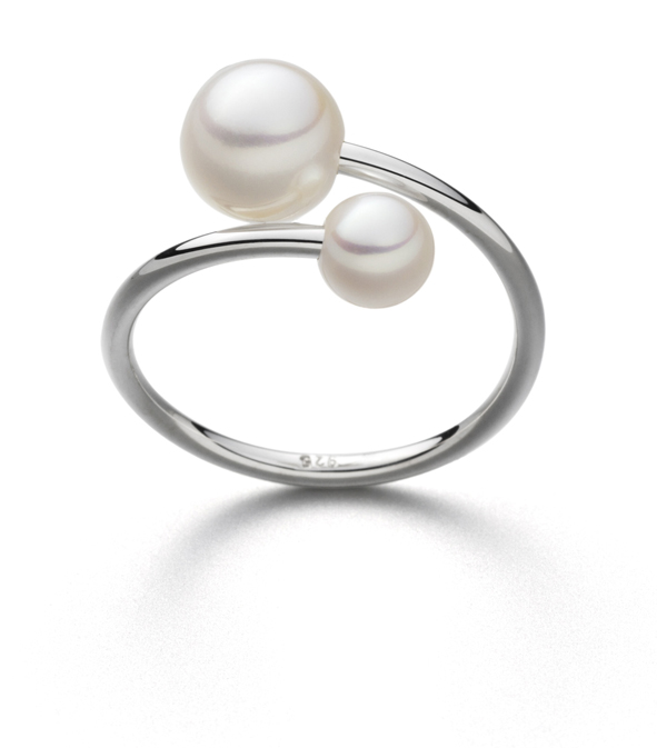 Zilveren ring met zoetwater parels maat 54.

Eva Strepp maakt sieraden met parels, maar dan nét even anders. Minimalistisch, licht en modern. Draagbaar voor elke dag en toch bijzonder.

Elke parel wordt met grote zorg geselecteerd. De kleuren variëren van koelblauw tot warmroze en crèmetinten. Zacht van toon, maar met een schittering die opvalt. In zilver worden juist de koelere tinten benadrukt, in goud de warmere. Zo komt het karakter van elke parel helemaal tot zijn recht.

Wat we zo mooi vinden aan Eva Strepp? De eenvoud. Geen franje, geen overdaad. Alleen wat nodig is om de schoonheid van de parel te laten spreken. En dat in een vormgeving die net zo verfijnd is als het vakmanschap erachter.

Kom gerust eens kijken. De sieraden van Eva Strepp moet je eigenlijk in het echt zien. En passen. Want eenmaal om wil je ze niet meer afdoen.