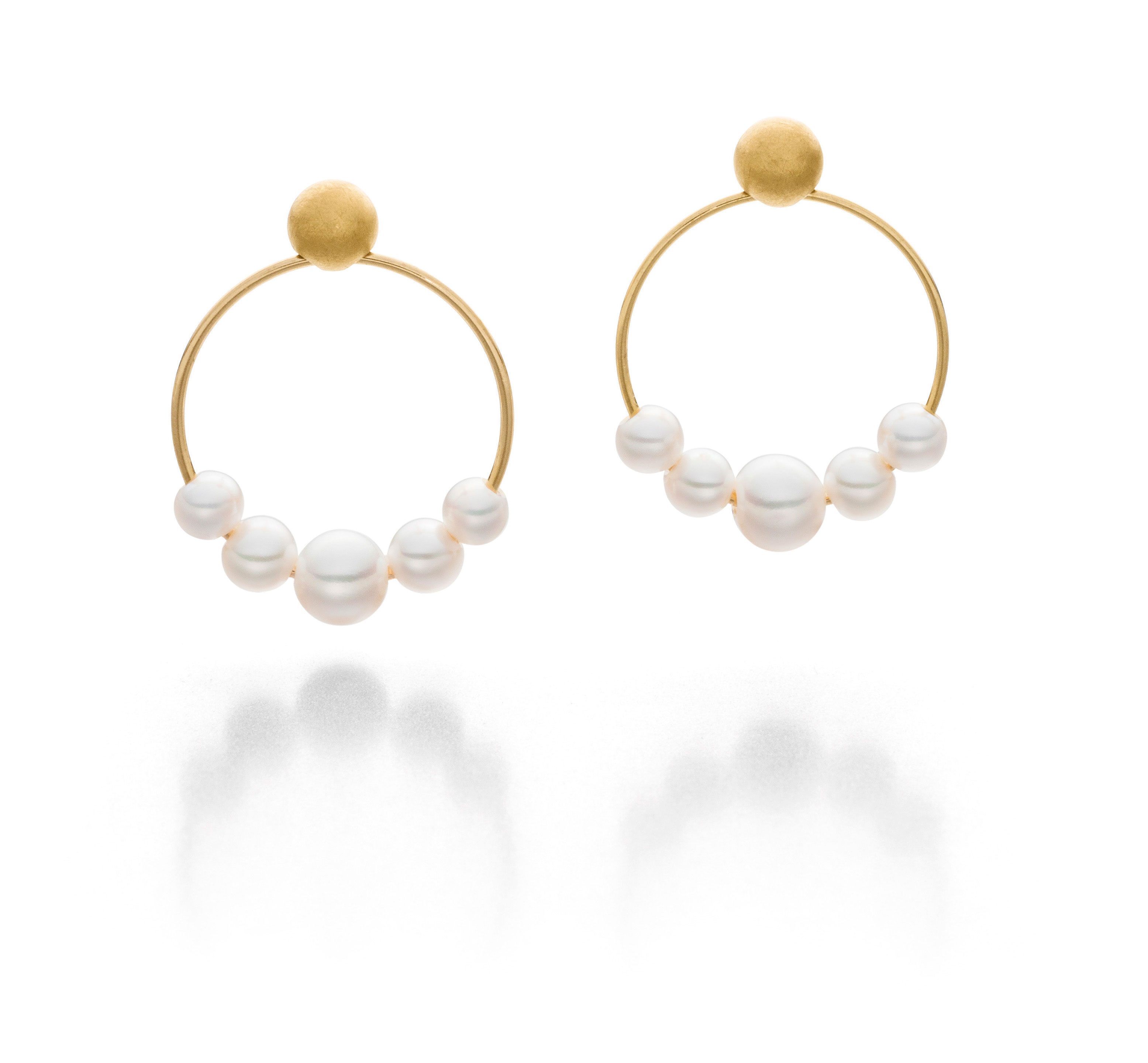 Vergulde zilveren oorhangers met 5 zoetwater parels.

Eva Strepp maakt sieraden met parels, maar dan nét even anders. Minimalistisch, licht en modern. Draagbaar voor elke dag en toch bijzonder.

Elke parel wordt met grote zorg geselecteerd. De kleuren variëren van koelblauw tot warmroze en crèmetinten. Zacht van toon, maar met een schittering die opvalt. In zilver worden juist de koelere tinten benadrukt, in goud de warmere. Zo komt het karakter van elke parel helemaal tot zijn recht.

Wat we zo mooi vinden aan Eva Strepp? De eenvoud. Geen franje, geen overdaad. Alleen wat nodig is om de schoonheid van de parel te laten spreken. En dat in een vormgeving die net zo verfijnd is als het vakmanschap erachter.

Kom gerust eens kijken. De sieraden van Eva Strepp moet je eigenlijk in het echt zien. En passen. Want eenmaal om wil je ze niet meer afdoen.