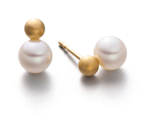 Goldplated zilveren oorsteker met zoetwater parel.

Eva Strepp maakt sieraden met parels, maar dan nét even anders. Minimalistisch, licht en modern. Draagbaar voor elke dag en toch bijzonder.

Elke parel wordt met grote zorg geselecteerd. De kleuren variëren van koelblauw tot warmroze en crèmetinten. Zacht van toon, maar met een schittering die opvalt. In zilver worden juist de koelere tinten benadrukt, in goud de warmere. Zo komt het karakter van elke parel helemaal tot zijn recht.

Wat we zo mooi vinden aan Eva Strepp? De eenvoud. Geen franje, geen overdaad. Alleen wat nodig is om de schoonheid van de parel te laten spreken. En dat in een vormgeving die net zo verfijnd is als het vakmanschap erachter.

Kom gerust eens kijken. De sieraden van Eva Strepp moet je eigenlijk in het echt zien. En passen. Want eenmaal om wil je ze niet meer afdoen.