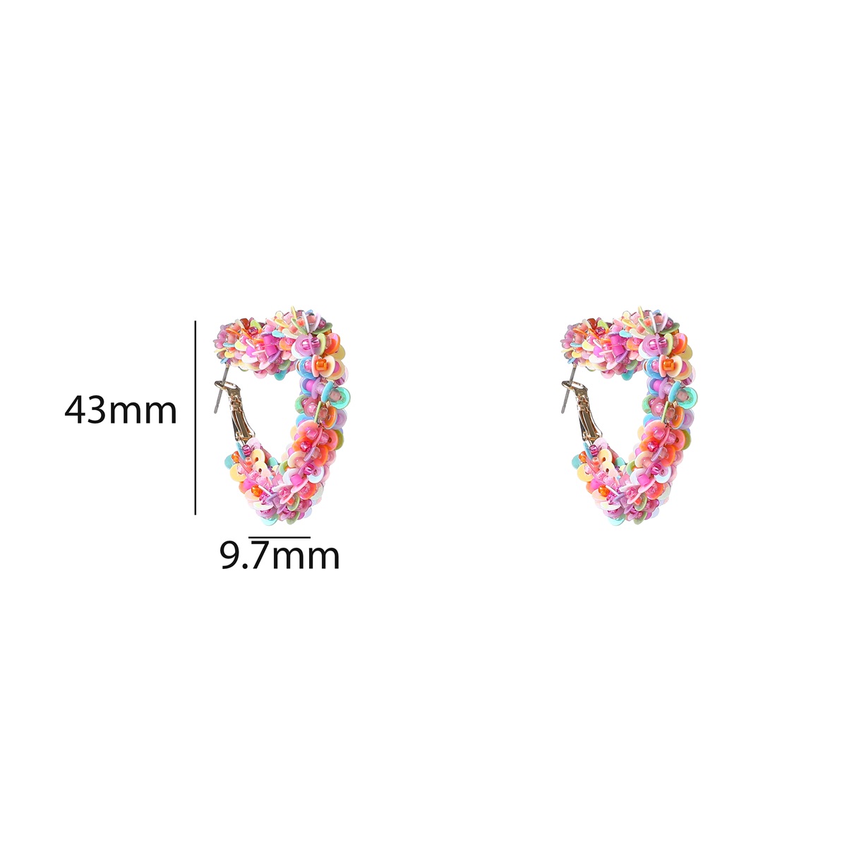 De Day & Eve oorstekers Sequin Heart Hoop - 14K goldplated + Rainbow, zijn charmante oorbellen met een hartdesign in regenboogkleuren. Perfect voor zowel dagelijks gebruik als speciale gelegenheden. Style ze met een eenvoudige ketting voor een elegante uitstraling. Combineer met andere gouden accessoires voor een complete look.