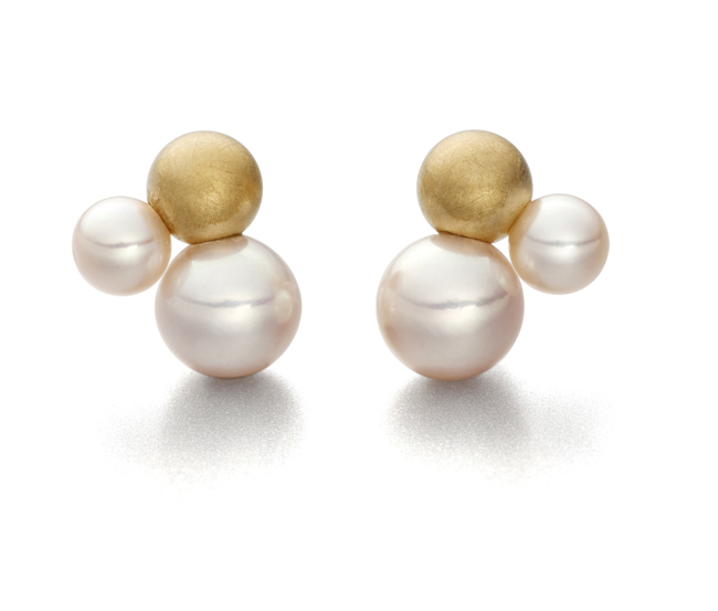 Goldplated zilveren oorsteker met zoetwater parels van 5 en 6mm.

Eva Strepp maakt sieraden met parels, maar dan nét even anders. Minimalistisch, licht en modern. Draagbaar voor elke dag en toch bijzonder.

Elke parel wordt met grote zorg geselecteerd. De kleuren variëren van koelblauw tot warmroze en crèmetinten. Zacht van toon, maar met een schittering die opvalt. In zilver worden juist de koelere tinten benadrukt, in goud de warmere. Zo komt het karakter van elke parel helemaal tot zijn recht.

Wat we zo mooi vinden aan Eva Strepp? De eenvoud. Geen franje, geen overdaad. Alleen wat nodig is om de schoonheid van de parel te laten spreken. En dat in een vormgeving die net zo verfijnd is als het vakmanschap erachter.

Kom gerust eens kijken. De sieraden van Eva Strepp moet je eigenlijk in het echt zien. En passen. Want eenmaal om wil je ze niet meer afdoen.