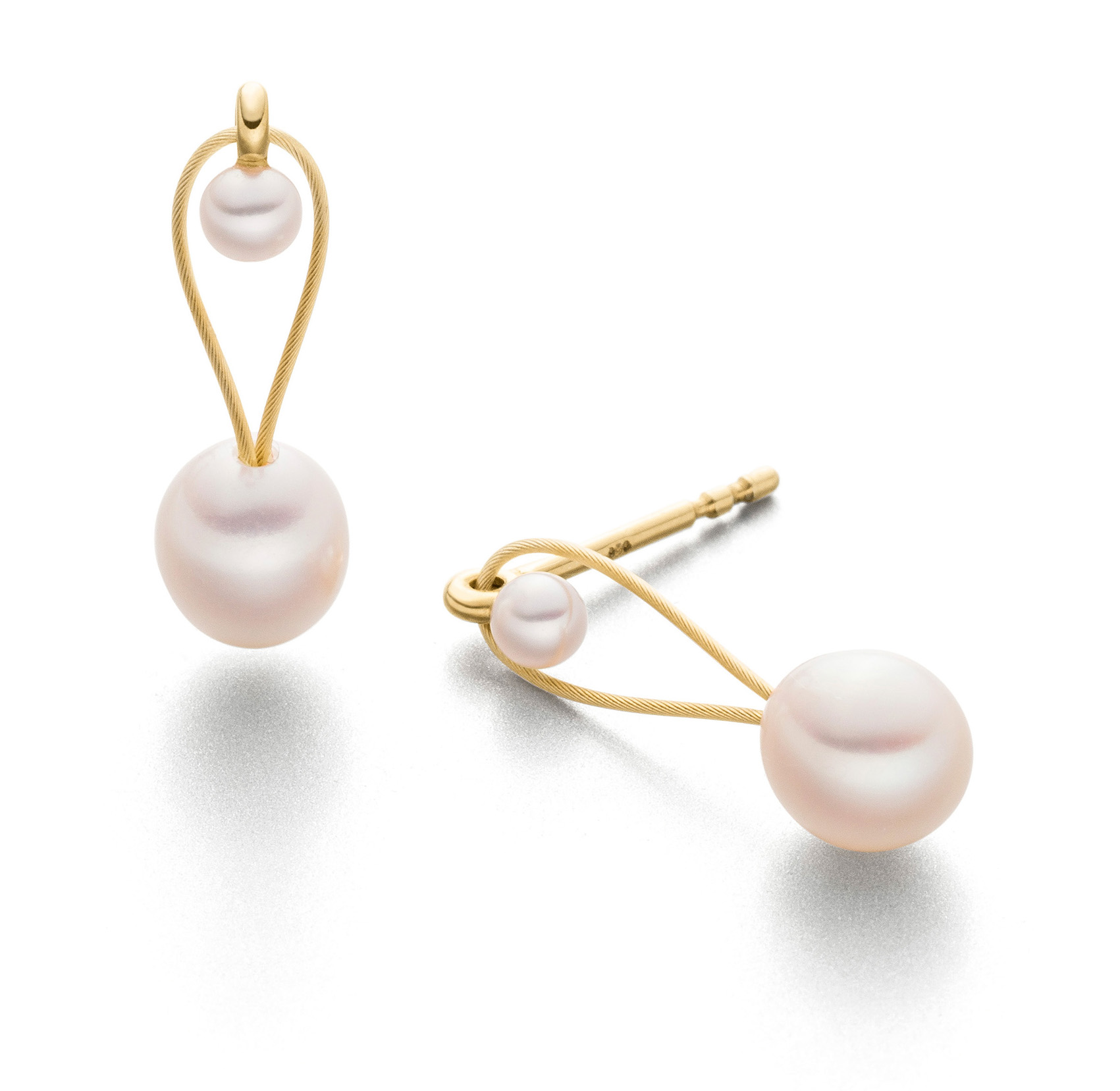 Goldplated zilveren oorhanger met staaldraad en zoetwater parels.

Eva Strepp maakt sieraden met parels, maar dan nét even anders. Minimalistisch, licht en modern. Draagbaar voor elke dag en toch bijzonder.

Elke parel wordt met grote zorg geselecteerd. De kleuren variëren van koelblauw tot warmroze en crèmetinten. Zacht van toon, maar met een schittering die opvalt. In zilver worden juist de koelere tinten benadrukt, in goud de warmere. Zo komt het karakter van elke parel helemaal tot zijn recht.

Wat we zo mooi vinden aan Eva Strepp? De eenvoud. Geen franje, geen overdaad. Alleen wat nodig is om de schoonheid van de parel te laten spreken. En dat in een vormgeving die net zo verfijnd is als het vakmanschap erachter.

Kom gerust eens kijken. De sieraden van Eva Strepp moet je eigenlijk in het echt zien. En passen. Want eenmaal om wil je ze niet meer afdoen.