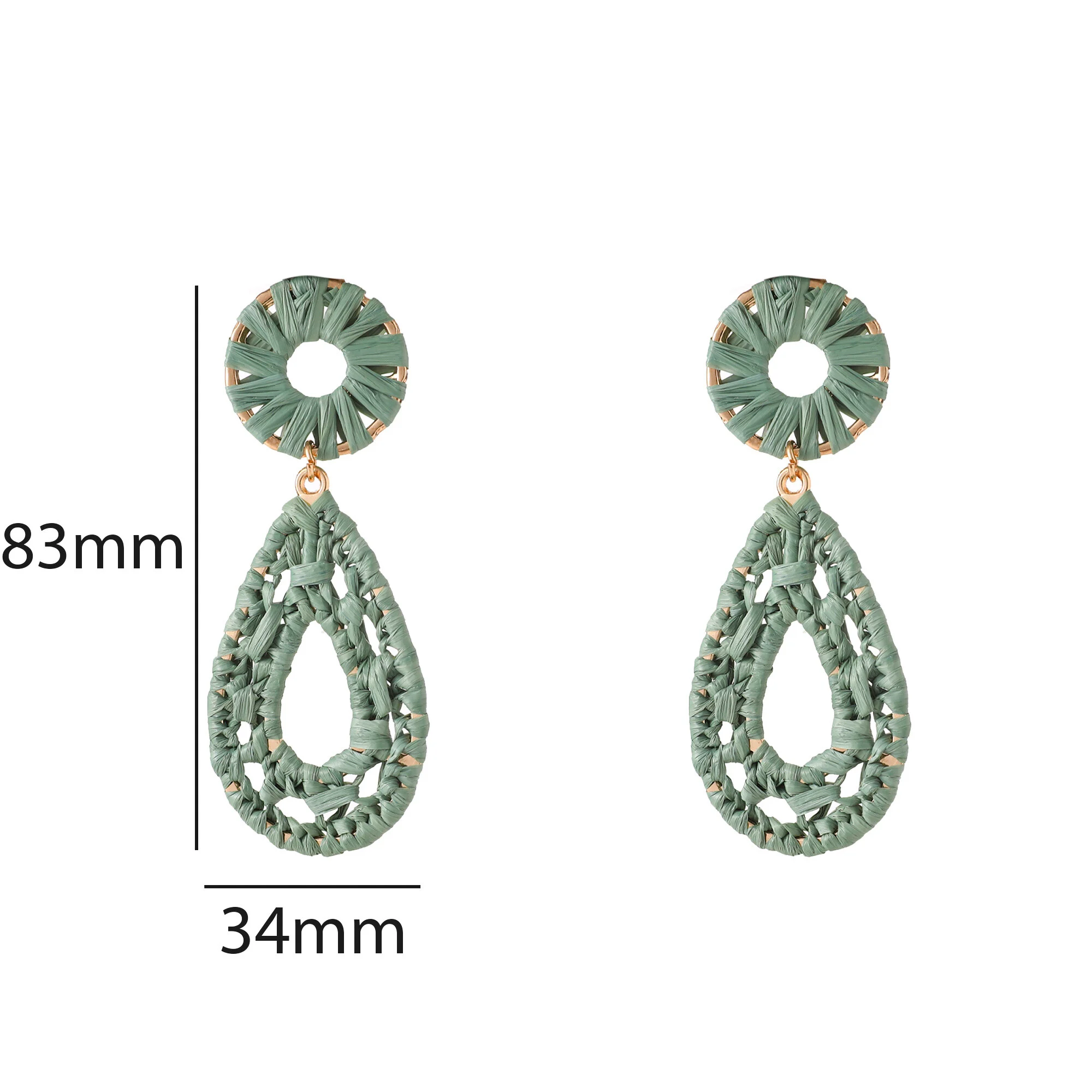 De Day & Eve oorstekers Raffia Dangle - Green, zijn prachtige oorbellen met een lengte van 83mm. De groene raffia geeft een unieke, natuurlijke uitstraling. Combineer ze met zomerse outfits voor een frisse, bohemien look. Perfect voor zowel casual als feestelijke gelegenheden. Laat je stijl stralen!