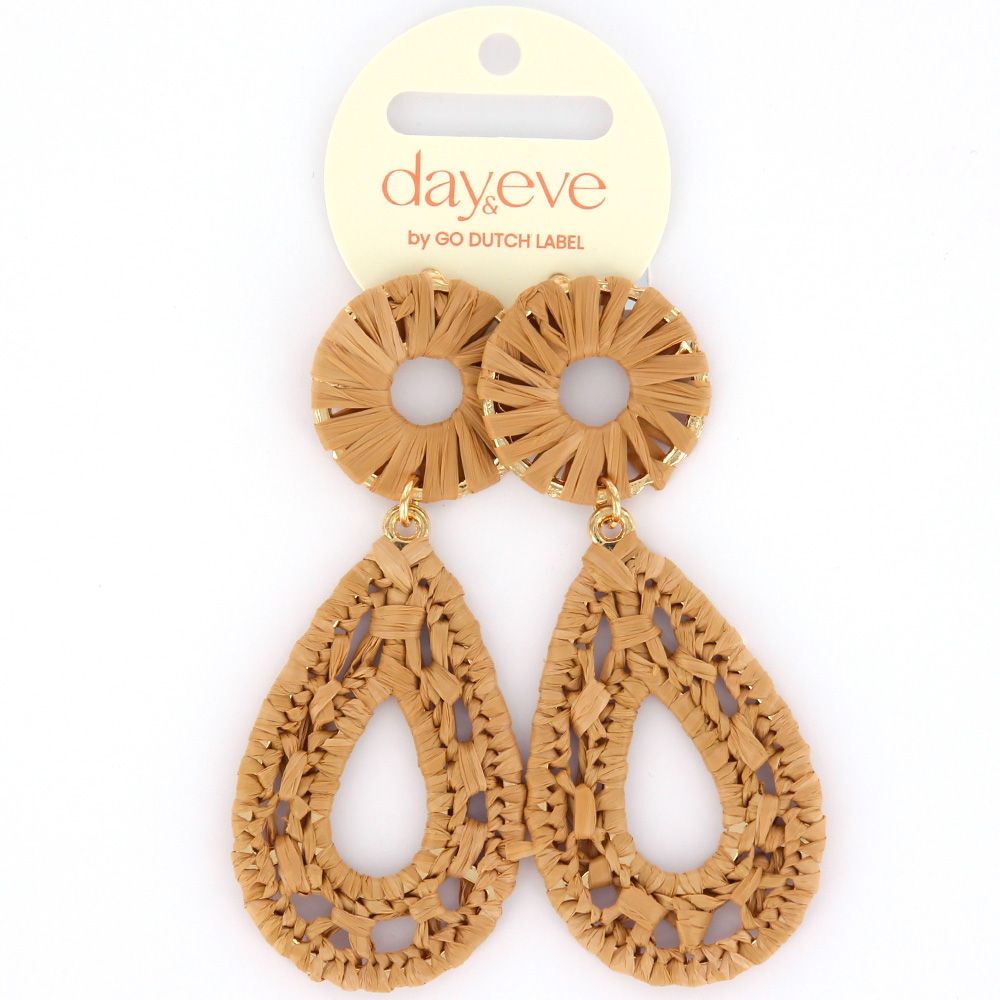 De Day & Eve oorstekers Raffia Dangle in taupe, bieden een elegante en unieke uitstraling met hun opvallende design en hebben een indrukwekkende grootte van 83. Combineer ze met een eenvoudige outfit om de oorbellen de show te laten stelen. Perfect voor zowel casual als formele gelegenheden.