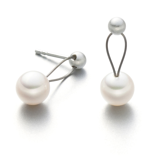 Oorhangers van gerhodineerd zilver met staaldraad en een zoetwater parel van 7.5mm.

Eva Strepp maakt sieraden met parels, maar dan nét even anders. Minimalistisch, licht en modern. Draagbaar voor elke dag en toch bijzonder.

Elke parel wordt met grote zorg geselecteerd. De kleuren variëren van koelblauw tot warmroze en crèmetinten. Zacht van toon, maar met een schittering die opvalt. In zilver worden juist de koelere tinten benadrukt, in goud de warmere. Zo komt het karakter van elke parel helemaal tot zijn recht.

Wat we zo mooi vinden aan Eva Strepp? De eenvoud. Geen franje, geen overdaad. Alleen wat nodig is om de schoonheid van de parel te laten spreken. En dat in een vormgeving die net zo verfijnd is als het vakmanschap erachter.

Kom gerust eens kijken. De sieraden van Eva Strepp moet je eigenlijk in het echt zien. En passen. Want eenmaal om wil je ze niet meer afdoen.