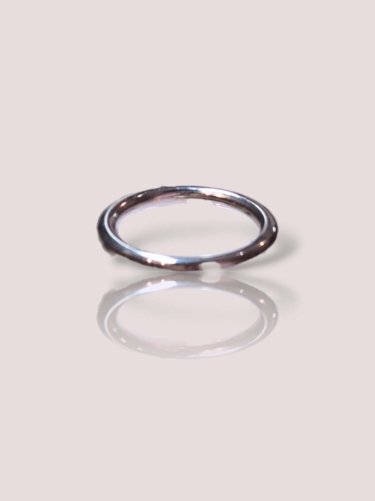 Deze Vintage 14k witgouden afgeronde aanschuifring, is een verfijnde ring geschikt voor elke gelegenheid. Deze subtiele ring valt moeiteloos te combineren met andere sieraden voor een gelaagde look. Draag hem als stapelring of als elegante toevoeging aan je dagelijkse sieradencollectie voor een tijdloze uitstraling.

De ring is 2 mm breed.