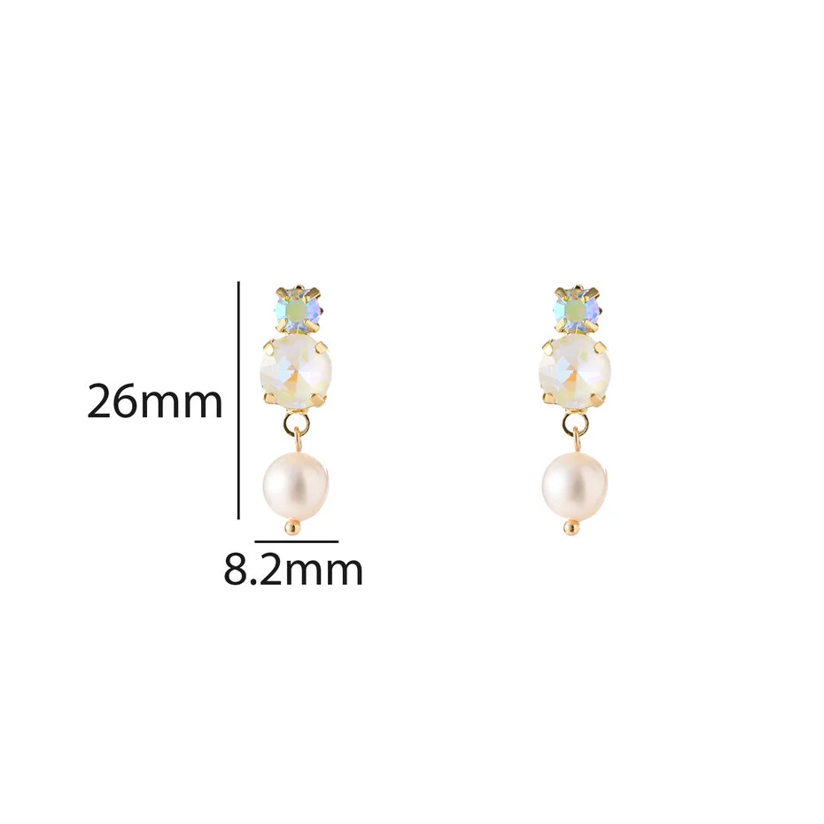 De Day & Eve oorstekers Small Stone Dangle, met een elegante witte steen. Deze prachtige oorbellen,voegen een verfijnde touch toe aan elke outfit. Het beste te dragen bij zowel dagelijkse als feestelijke gelegenheden voor een subtiele maar luxueuze uitstraling.