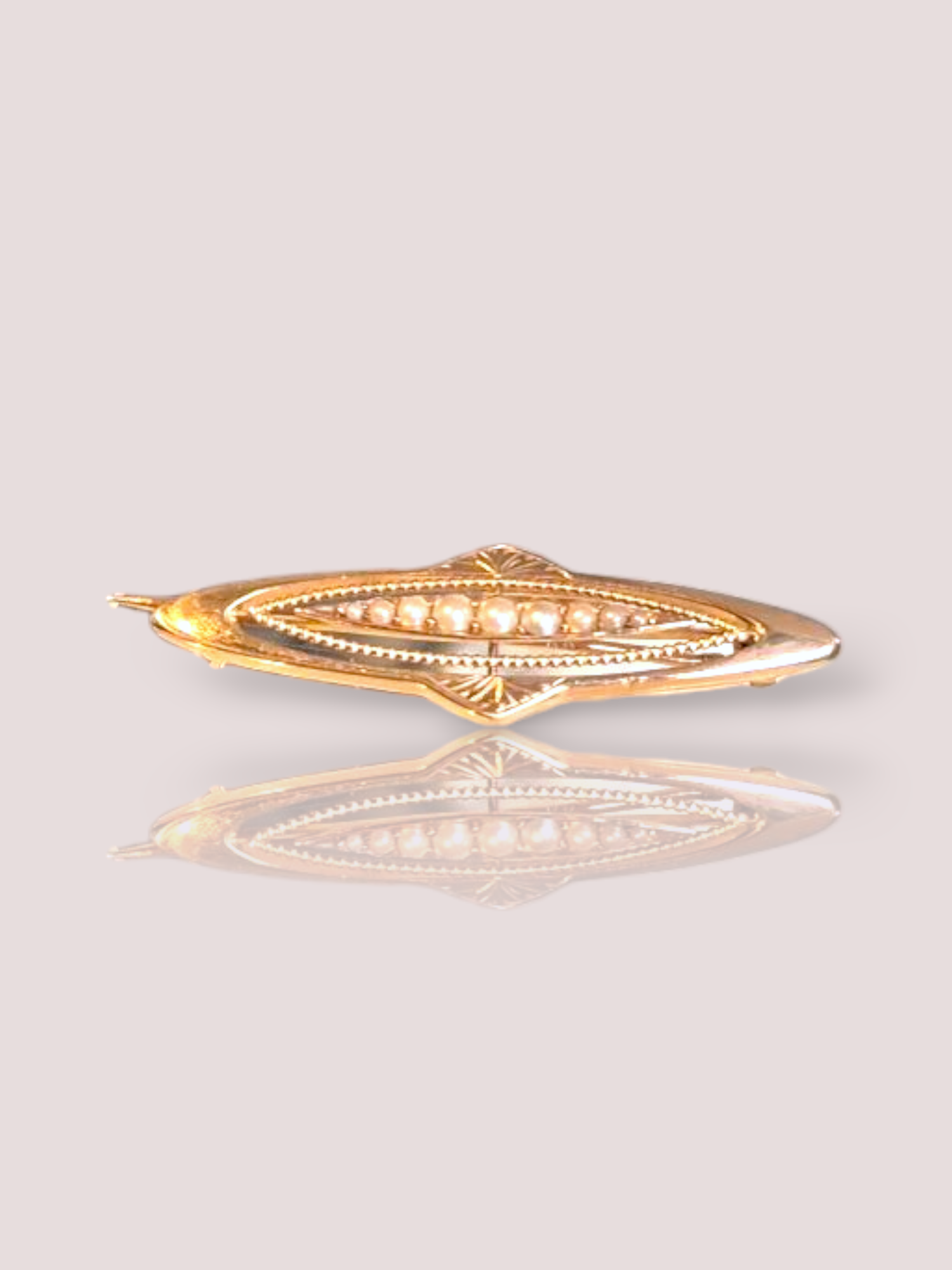 Deze Victoriaanse broche (1837 - 1901) van 14k rose goud toont een elegant ontwerp met kleine parels. Dit unieke sieraden stuk past perfect bij elke stijlvolle outfit. Draag het op een revers van een blazer, een elegante jurk, of een sjaal voor een verfijnde look. Deze broche voegt een vleugje luxe en charme toe aan uw outfit.

De broche is 4 cm breed en bevat 9 kleine pareltjes. 