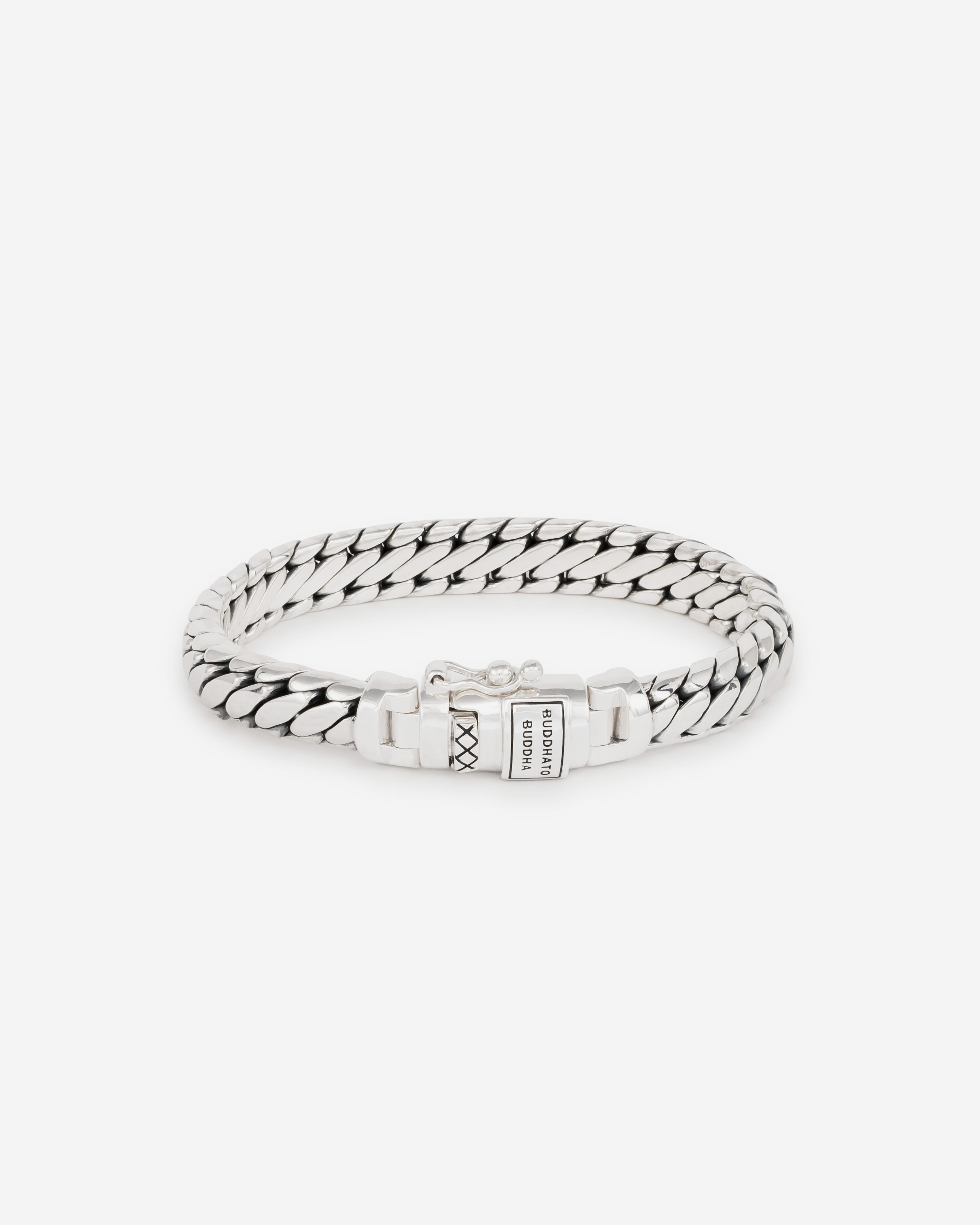 J070 C - BEN XS ARMBAND ZILVER
De Buddha to Buddha Ben XS armband is de smallere variant van de iconische Ben armband. Handgemaakt en tijdloos zoals alle Buddha to Buddha sieraden. De zilveren armband laat zich perfect combineren met andere Buddha to Buddha sieraden. De Ben XS smaller dan de Ben, de Ben Medium en de Ben XL armband.