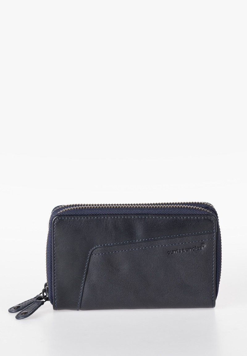 Tantes & ooms - MRS. BETTY

Geen enkele andere portemonnee biedt je zoveel ruimte als de Betty-tas met ritssluiting. Wat hier niet thuis is, hoeft niet mee te doen. Echt niet! Een speciale RFID-folie voorkomt dat uw gegevens onbewust kunnen worden uitgelezen. Het zeer plantaardig gelooide premium rundleer ligt zacht in de hand en krijgt zijn typische, kreukelachtige look door een bijzonder zachte droging.

BESCHRIJVING

Portemonnee met twee rondome ritsen

Ritsvak aan de achterkant

Zeven vakken

14 kaartsleuven, waarvan één transparant

Muntvak met ritssluiting

Schens

Gestreepte voeringstof

Bescherming tegen gegevensdiefstal dankzij speciale RFID-folie

EIGENSCHAPPEN

Kleur:	 Nachtelijke hemel

Gewicht:	 0,21 kg

Buitenafmetingen:	 Ca. 15 x 4 x 10 cm