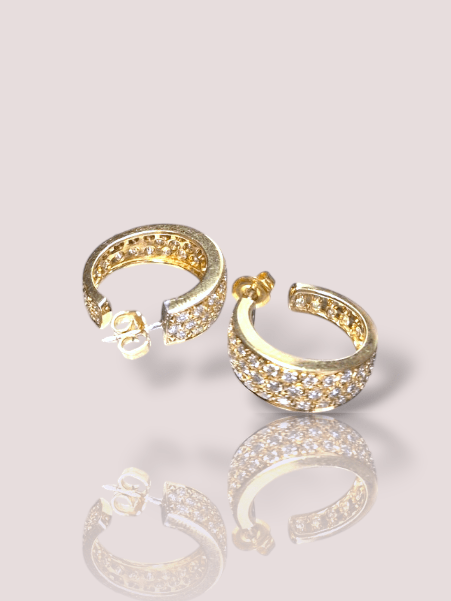 Deze prachtige Vintage 18k geelgouden creolen zijn voorzien van fonkelende diamanten. Ideaal voor liefhebbers van klassieke sieraden. Draag ze als opvallend accessoire bij zowel formele als informele gelegenheden. Perfect te combineren met andere geelgouden sieraden voor een complete look. Een tijdloze aanvulling op je sieradencollectie!

De oorbellen bevat per oorbel 54 diamanten, goed voor bijna 1 ct gewicht in elke oorbel! De oorbellen zijn circa 7,5 mm breed.