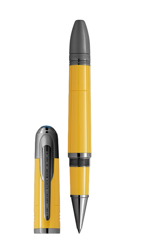 Deze Montblanc Enzo Ferrari Special Edition behoort tot de Great Characters collectie.
Referentienummer: 130662

De naam Ferrari staat voor esthetisch design, krachtige motoren, bijna eindeloze technische innovatie en een van de meest invloedrijke mannen in de autogeschiedenis. Met een enorme visie en een ongebreidelde passie voor de motorsport leidde Enzo Ferrari zijn bedrijf naar ongeëvenaarde prestige en creëerde een legende die voortleeft. Montblanc heeft de Montblanc Great Characters Enzo Ferrari Special Edition opgedragen aan de man en zijn passie voor racen. Geïnspireerd door zowel het embleem van Enzo Ferrari's geboorteplaats Modena, als de emblematische kleur van het logo van de Scuderia, eert deze editie Ferrari's tweede ziel - de kleur geel. De data van Enzo Ferrari's geboorte en zijn eerste raceoverwinning zijn gegraveerd op de kegel, terwijl zijn handtekening en de naam van de werkplaats van zijn vader, 'Officina Meccanica Alfredo Ferrari', verwijzend naar Enzo Ferrari's geboorteplaats, zijn gegraveerd op de bovenkant van de dop. Het wordt bekroond door het Montblanc-embleem in kostbare blauwe hars - als een extra eerbetoon aan het embleem van Modena - en omgeven door ingewikkeld metaalwerk dat doet denken aan een vintage autogrille. De eerste overwinning van Enzo Ferrari, op het Circuito del Savio, markeerde ook het begin van het inmiddels beroemde Ferrari-logo. Onder de vele toeschouwers die Enzo Ferrari's gedurfde rijstijl die dag bewonderden, was de familie van de toppiloot Francesco Baracca, die tijdens de Eerste Wereldoorlog in dezelfde eenheid had gediend als Enzo's broer Dino. De moeder van Francesco Baracca, gravin Paolina Biancoli, stelde voor dat Enzo Ferrari het embleem van een steigerend, ongebreideld paard van het vliegtuig van haar zoon op zijn raceauto's zou gebruiken voor geluk. De associatie van het paard met de moed en de wil om te domineren van een nationale held, maakte het een ideaal symbool voor Enzo. Negen jaar later, in 1932, werd de Cavallino Rampante voor het eerst gebruikt op een gele achtergrond om een ​​auto te versieren tijdens de 24 uur van Spa, en het Scuderia Ferrari-team behaalde de eerste en tweede plaats met twee auto's met het steigerende paard. De Cavallino Rampante is gegraveerd op de dop van de Montblanc Great Characters Enzo Ferrari Special Edition, samen met de woorden van de gravin: ‘Le porterà fortuna’ (‘Het brengt je geluk’). De eerste auto die Ferrari maakte, de 125 S, met twaalf cilinders, verliet de fabriek in Maranello op 12 maart 1947. Twaalf gegraveerde lijnen symboliseren de twaalf cilinders. Enzo Ferrari’s motto, ‘Je kunt passie niet beschrijven, je kunt het alleen leven’, siert de ruthenium-gecoate clip.