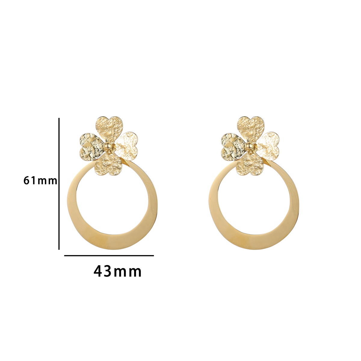 De Day & Eve oorstekers Hammered Clover Dangle - 14K verguld zijn verfijnde stud oorbellen in clover design met een gehamerde afwerking. Perfect voor zowel casual als formele gelegenheden. Draag ze met je haar omhoog om de sierlijke details te accentueren. Ideaal voor een subtiele maar toch chique toevoeging aan je outfit.