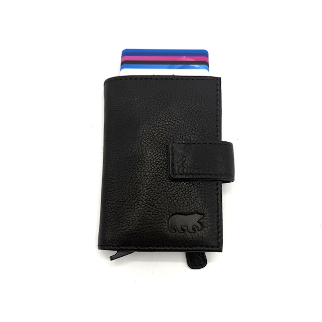 Het BearDesign Elsie creditcard etui in Zwart, modelnummer CP 6814 BLACK, valt onder de categorie ACCESSOIRES en is specifiek een WALLET_CREDITCARDHOLDER. Dit elegante etui biedt een stijlvolle en compacte oplossing voor het organiseren van je pasjes. Draag het eenvoudig in je handtas of broekzak voor gemakkelijke toegang tot je kaarten en ID's tijdens elke gelegenheid.