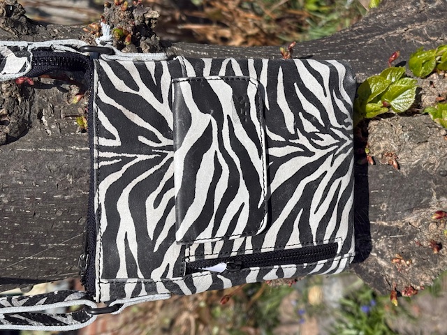 De BearDesign Davide schoudertas in Zebra is gemaakt van hoogwaardig leer en heeft een tijdloos design. De tas is voorzien van een verstelbare schouderband en meerdere handige vakken voor het opbergen van al je essentials. Draag de tas over je schouder voor een stijlvolle en praktische look. Perfect voor dagelijks gebruik of een avondje uit!
Fijn soepel lederen tas voor hem en haar.

Afmetingen:
Hoogte 21cm x breed 17cm x diep 2.5cm