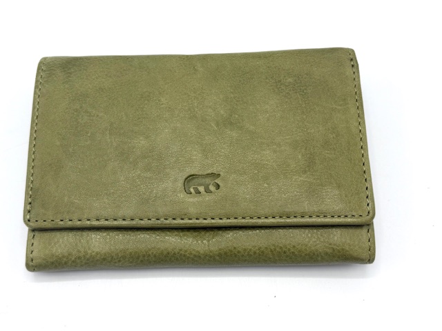 De BearDesign Flappie Moss met modelnummer CL 15572 is een stijlvol accessoire uit de categorie ACCESSOIRES, specifiek WALLETS_CREDITCARDHOLDERS. Dit product is ideaal voor het veilig bewaren van kaarten en geld. Draag het in je handtas of jaszak voor gemakkelijke toegang en een modieuze uitstraling. Perfect voor dagelijks gebruik of speciale gelegenheden.
10 pasjes
Papiergeld
Muntgeld

Afmetingen:
Hoogte 10cm x breed 14cm x diep 2cxm