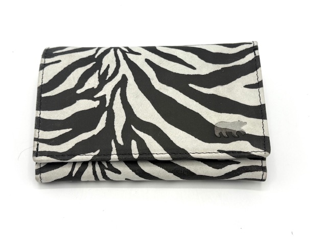 Bear Design Sweety Portemonnee – Compact, stijlvol en praktisch

De Bear Design Sweety portemonnee is een stijlvol en veelzijdig accessoire dat perfect is voor dagelijks gebruik. Dankzij het compacte formaat neem je deze portemonnee gemakkelijk mee in je handtas, jaszak of als chic handaccessoire. Ideaal voor iedereen die graag georganiseerd blijft zonder in te leveren op stijl.

Deze portemonnee biedt verrassend veel opbergruimte voor al je dagelijkse essentials, terwijl het elegante design naadloos aansluit bij elke outfit en gelegenheid.

Kenmerken:

Merk: Bear Design

Model: Sweety

Indeling:

9 creditcardvakken (9cc)

Achterrits voor extra opbergruimte

Binnenrits voor muntgeld of kleine items

Groot vak voor papiergeld

3 handige steekvakken voor pasjes, bonnetjes of foto’s

Waarom kiezen voor de Bear Design Sweety portemonnee?

Compact maar zeer ruim ingedeeld

Ideaal voor dagelijks gebruik én avondjes uit

Modieuze uitstraling en tijdloos ontwerp

Overzichtelijke indeling voor al je kaarten, contant geld en essentials

De Bear Design Sweety portemonnee is de perfecte combinatie van functionaliteit en stijl – een must-have accessoire voor elke handtas!