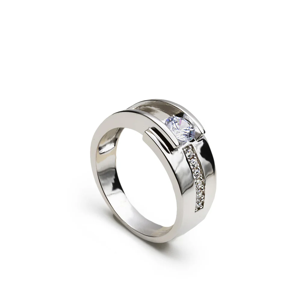 Silver zirconia rings with elegant design. Silver ring with zircons that stands out for its compact and elegant design. It incorporates a fine zirconia detail in the center, providing a touch of brightness and distinction. Its discreet shape makes it ideal for everyday wear or to complement more formal outfits. Perfect for those looking for style and comfort.