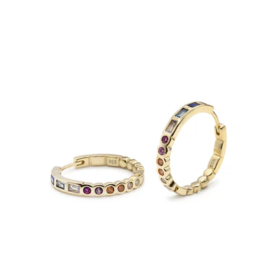 Hoop earrings with multicolored gems in different sizes. Gold plated silver hoop earrings perfect to make you dazzle. Earrings formed by round cut gems in jade yellow, orange, pink, fuchsia and white tones and emerald cut gems in azurite, blue and aventurine tones. 