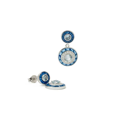 Earrings with blue colored stones. Design formed by two circles, a top one with princess-cut azurite tone gems and a chalcedony tone gem in the center and a larger circle at the bottom formed by azurite tone gems and a central chalcedony tone gem surrounded by white zirconia. Ideal earrings to wear with the pendant and matching ring. You will dazzle.