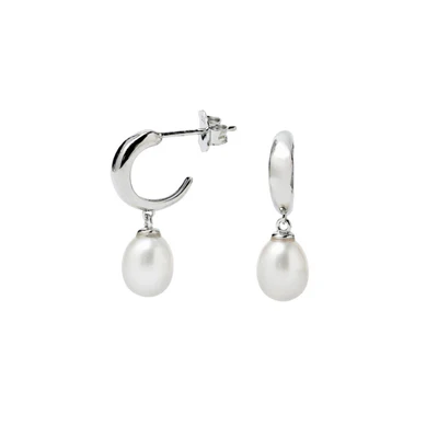 Dangling pearl earrings, with a classic and sophisticated design, that bring a touch of timeless elegance. The natural luster of the pearls combined with their delicate style makes them the perfect choice for any special occasion or to add a touch of subtle glamour to your everyday look.