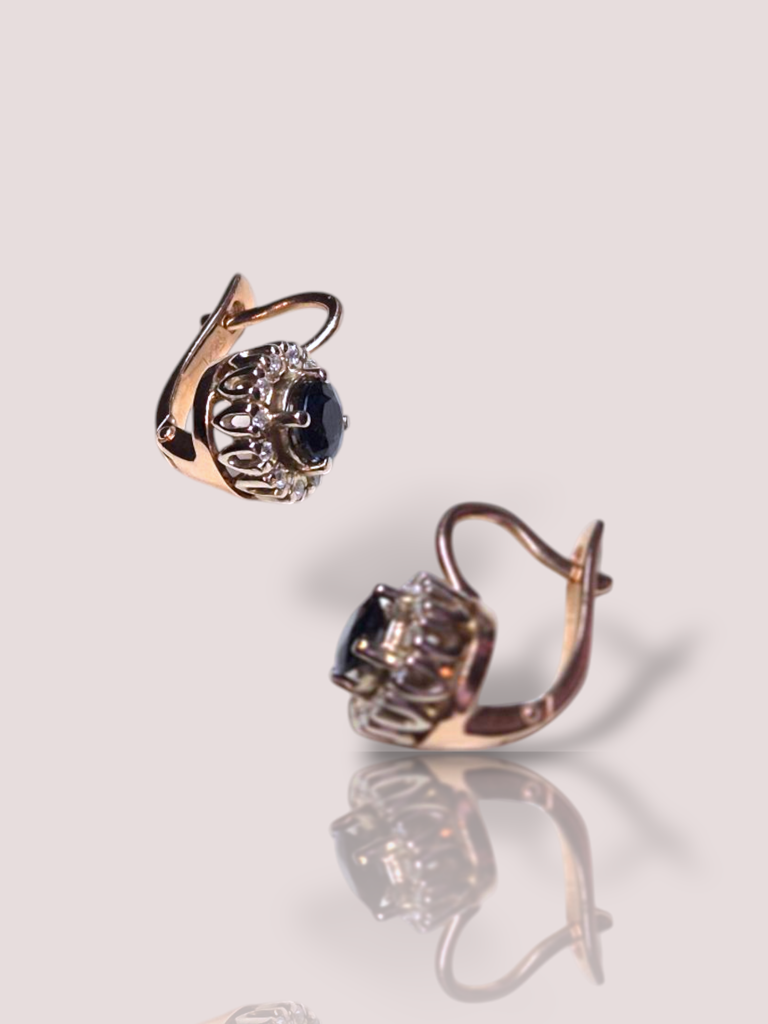 Deze vintage 14k roségouden oorhangers met saffier en diamant stralen elegantie en verfijning uit. Het ontwerp combineert tijdloze saffieren en sprankelende diamanten in een prachtige vintage stijl. Perfect voor zowel dagelijkse elegantie als speciale gelegenheden. Draag deze oorhangers met opgestoken haar om de schittering van de saffieren en diamanten volledig tot hun recht te laten komen.

De oorhangers  hebben een diameter van ruim 9,5 mm.
