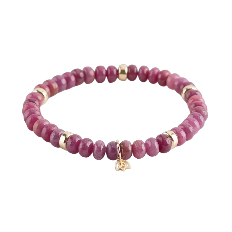 Y&G Edelsteen armband met robijn edelstenen (6x4mm kralen) en Vijf 14 krt gouden beads & tulp logo.
Onze armbanden hebben een luxe uitstraling, zijn perfect om solo te dragen, maar je kunt ze uiteraard ook combineren.